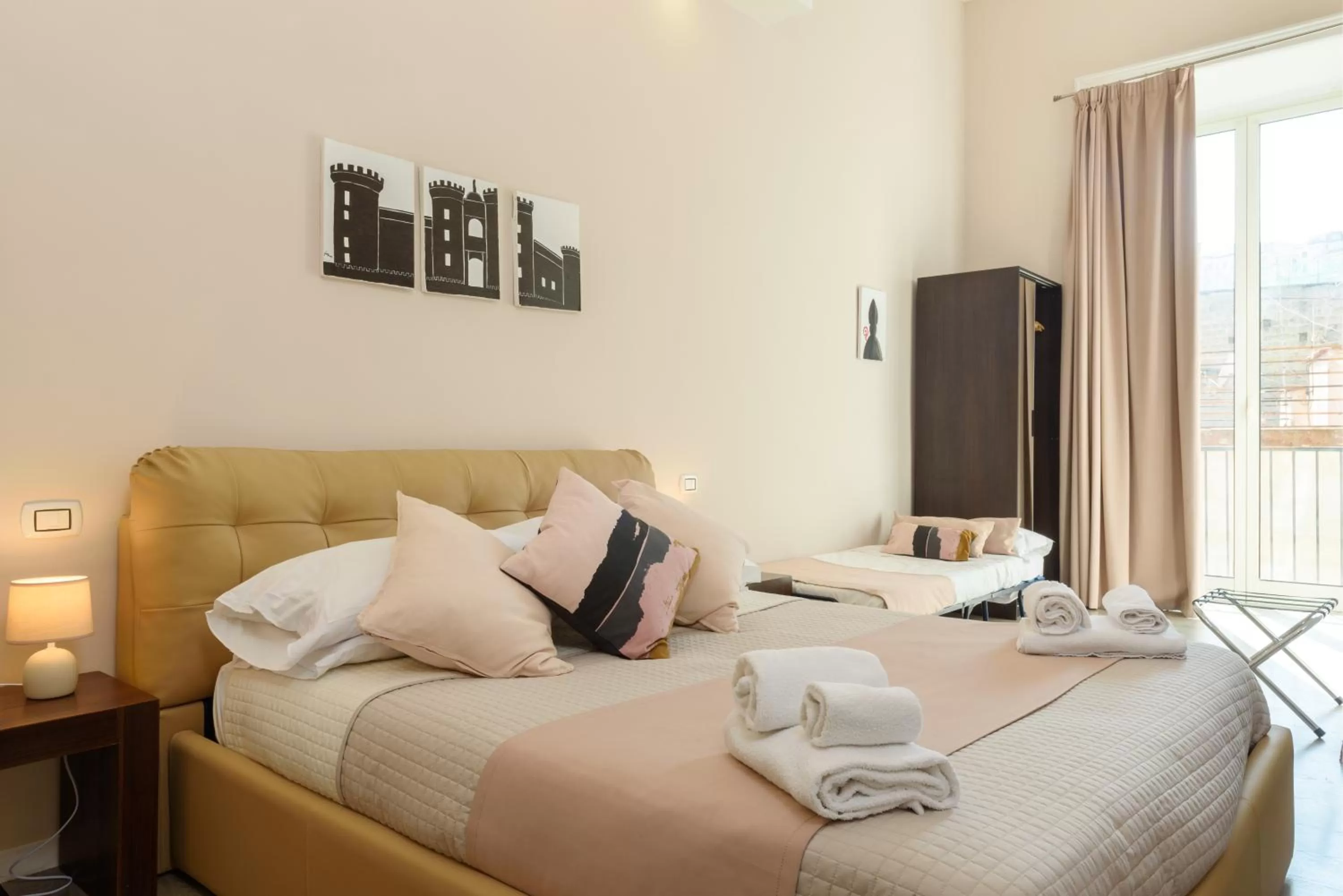 Bed in Domus Angioina