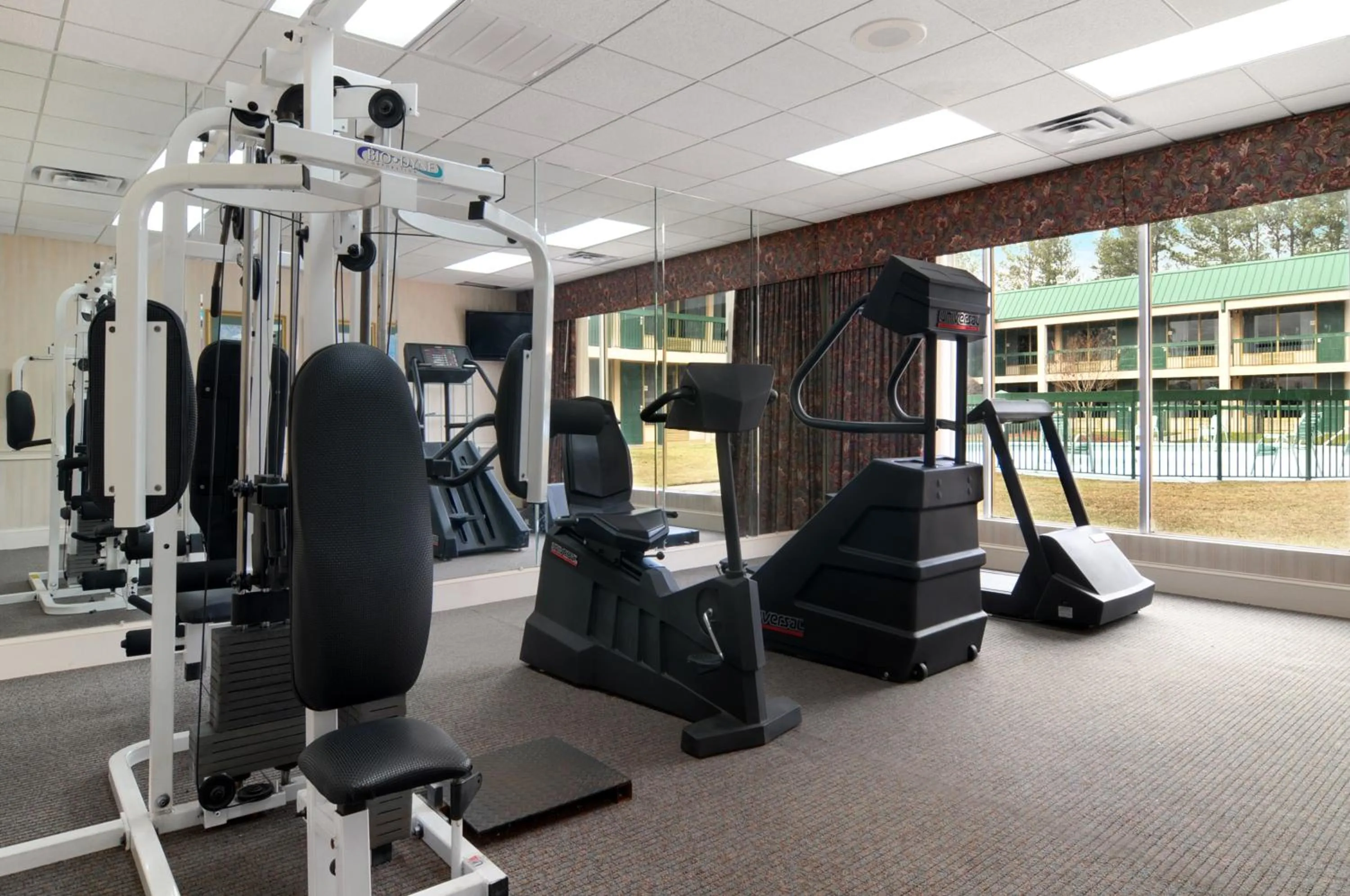 Fitness centre/facilities in Ramada by Wyndham & Suites Warner Robins