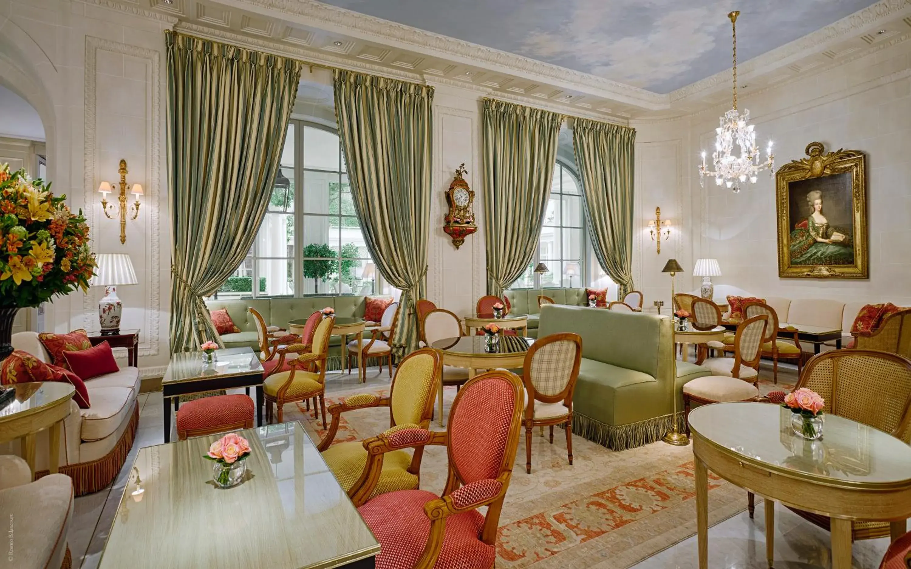 Restaurant/places to eat, Lounge/Bar in Le Bristol Paris - an Oetker Collection Hotel