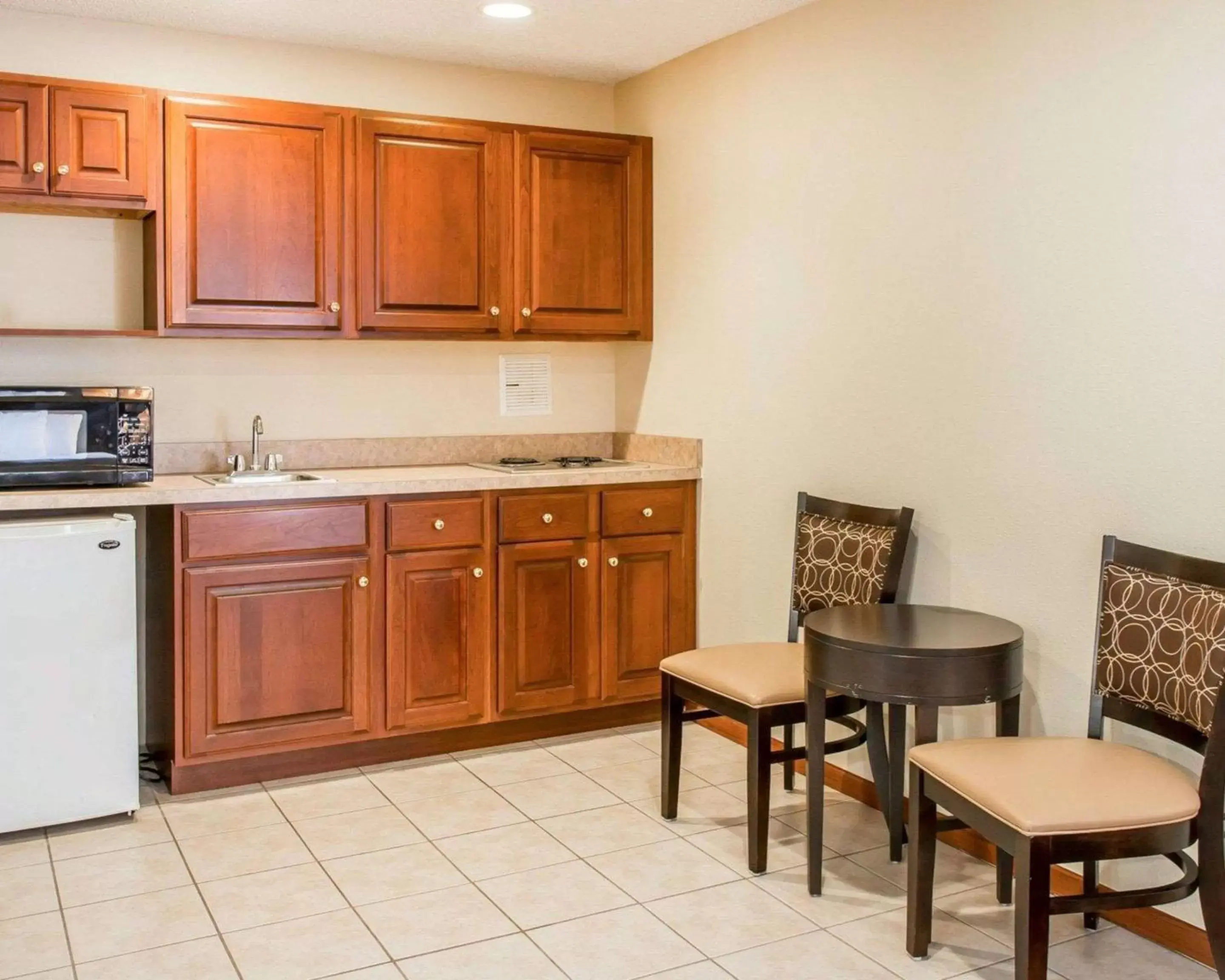 Photo of the whole room, Kitchen/Kitchenette in Quality Inn & Suites Niles