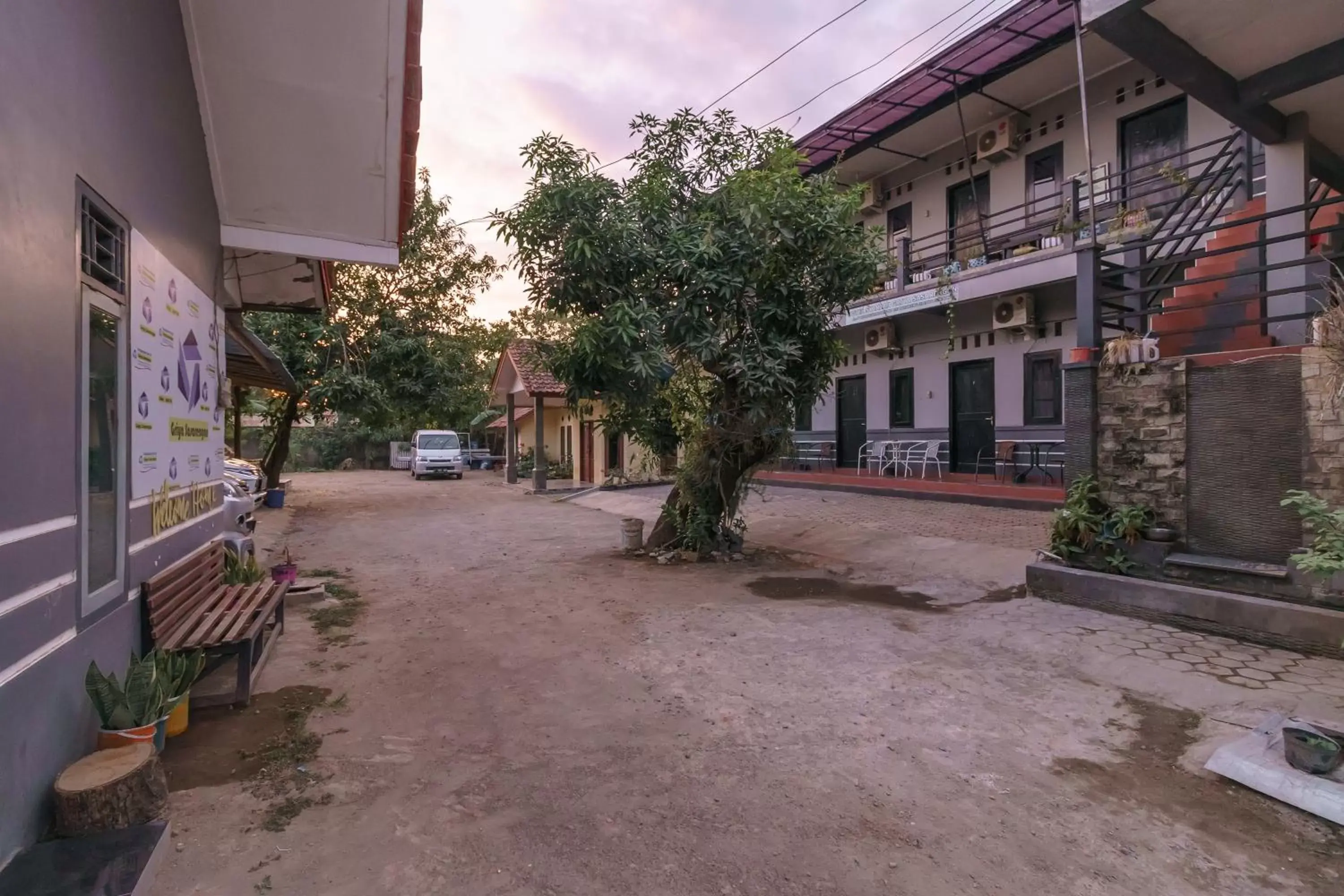 Facade/entrance in RedDoorz Syariah near Ciledug Station