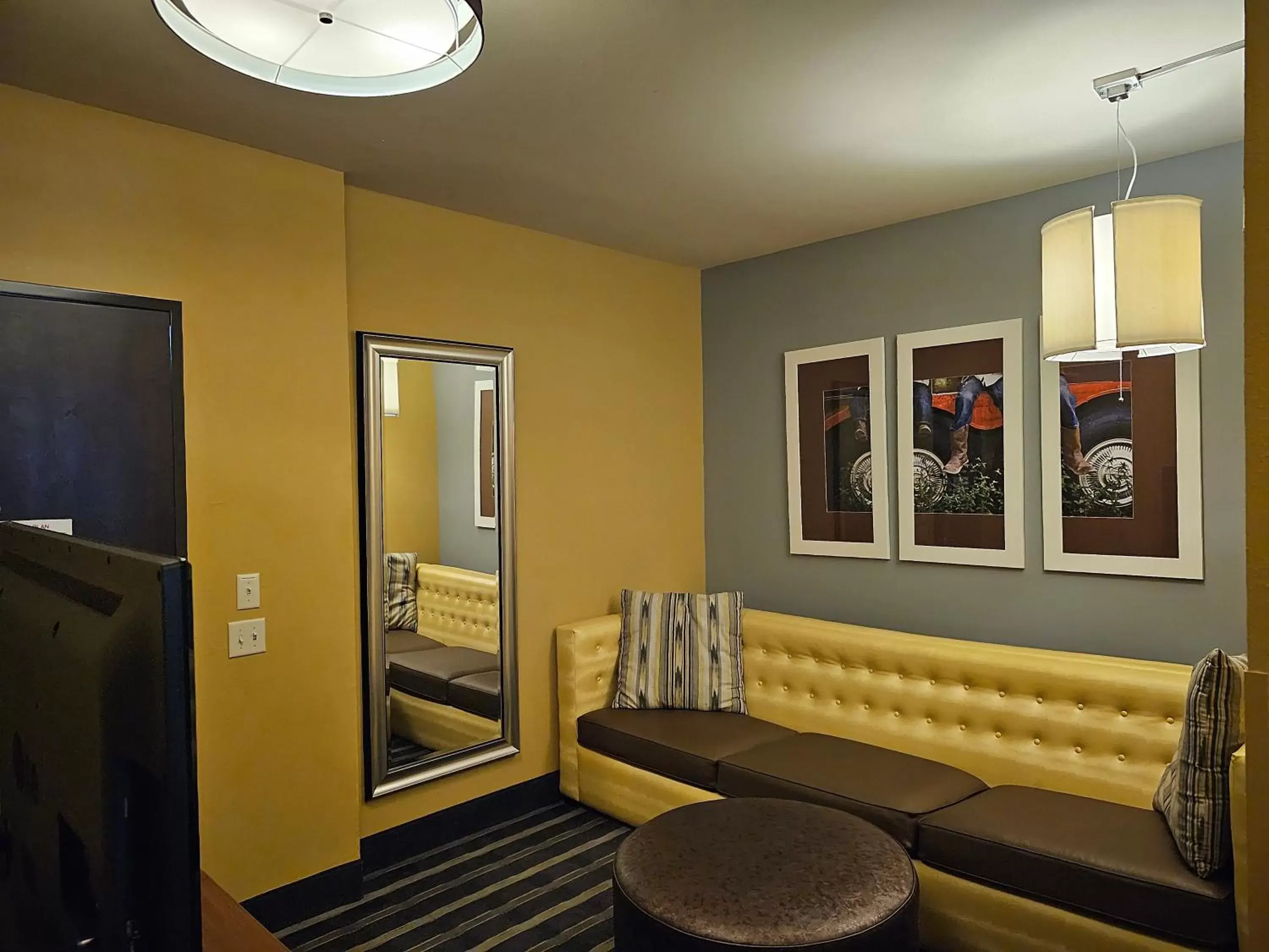 Bedroom, Seating Area in Holiday Inn Express & Suites Perry-National Fairground Area, an IHG Hotel