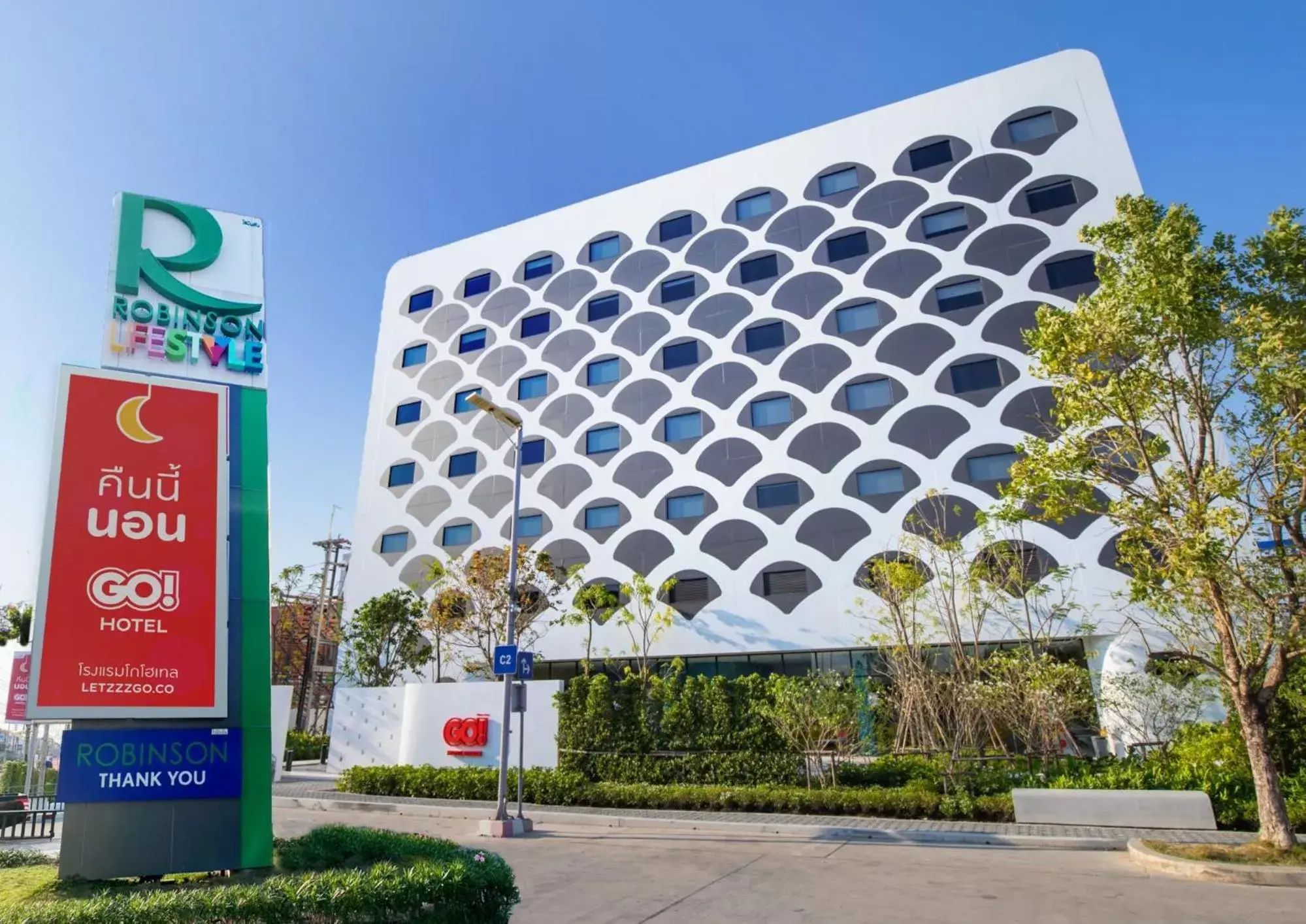 Property building in GO Hotel Bowin at Robinson Lifestyle Bowin Property building in GO Hotel Bowin at Robinson Lifestyle Bowin