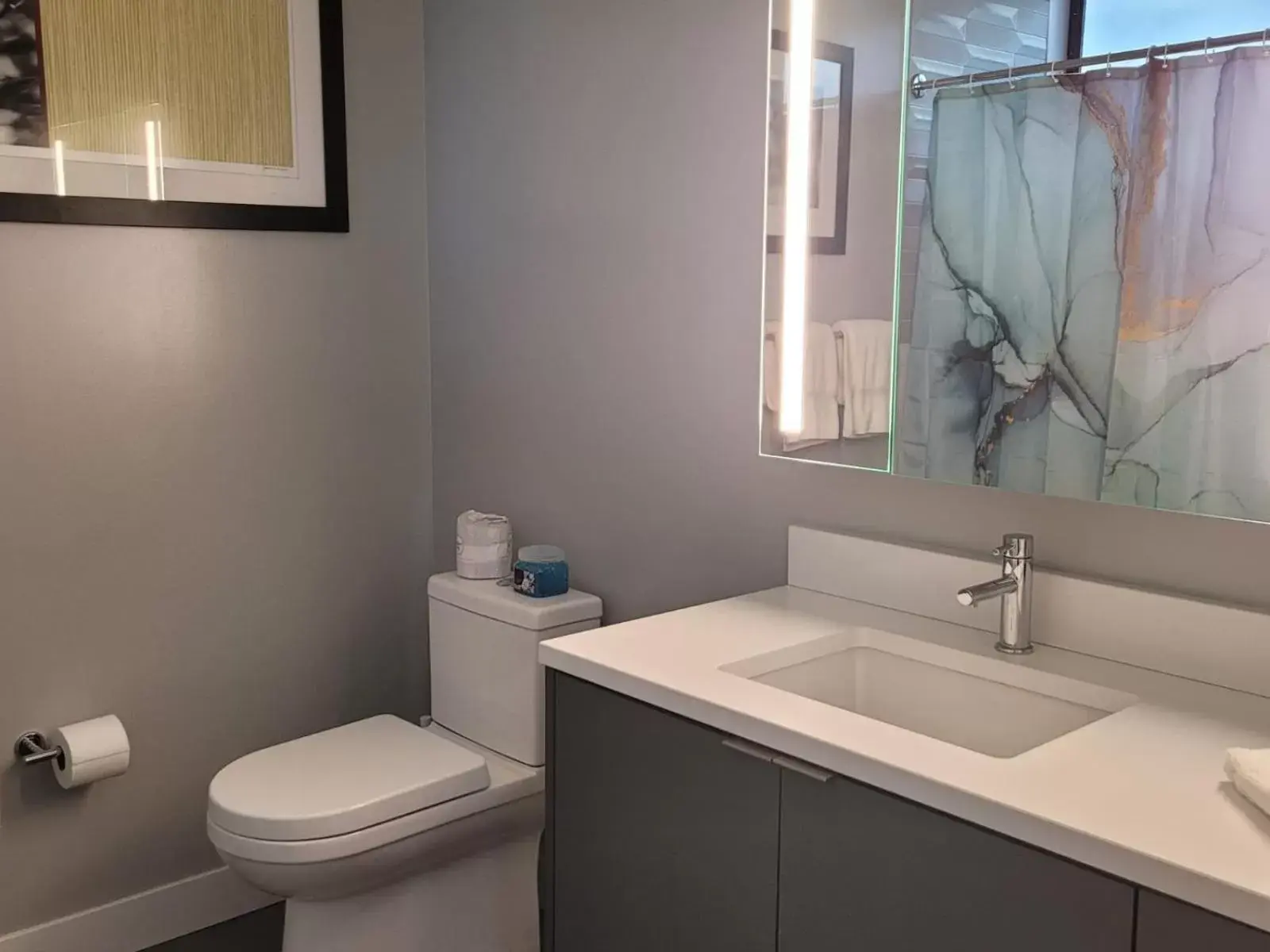 Shower, Bathroom in Hollywood Homes minutes to everything SPACIOUS AND FREE PARKING