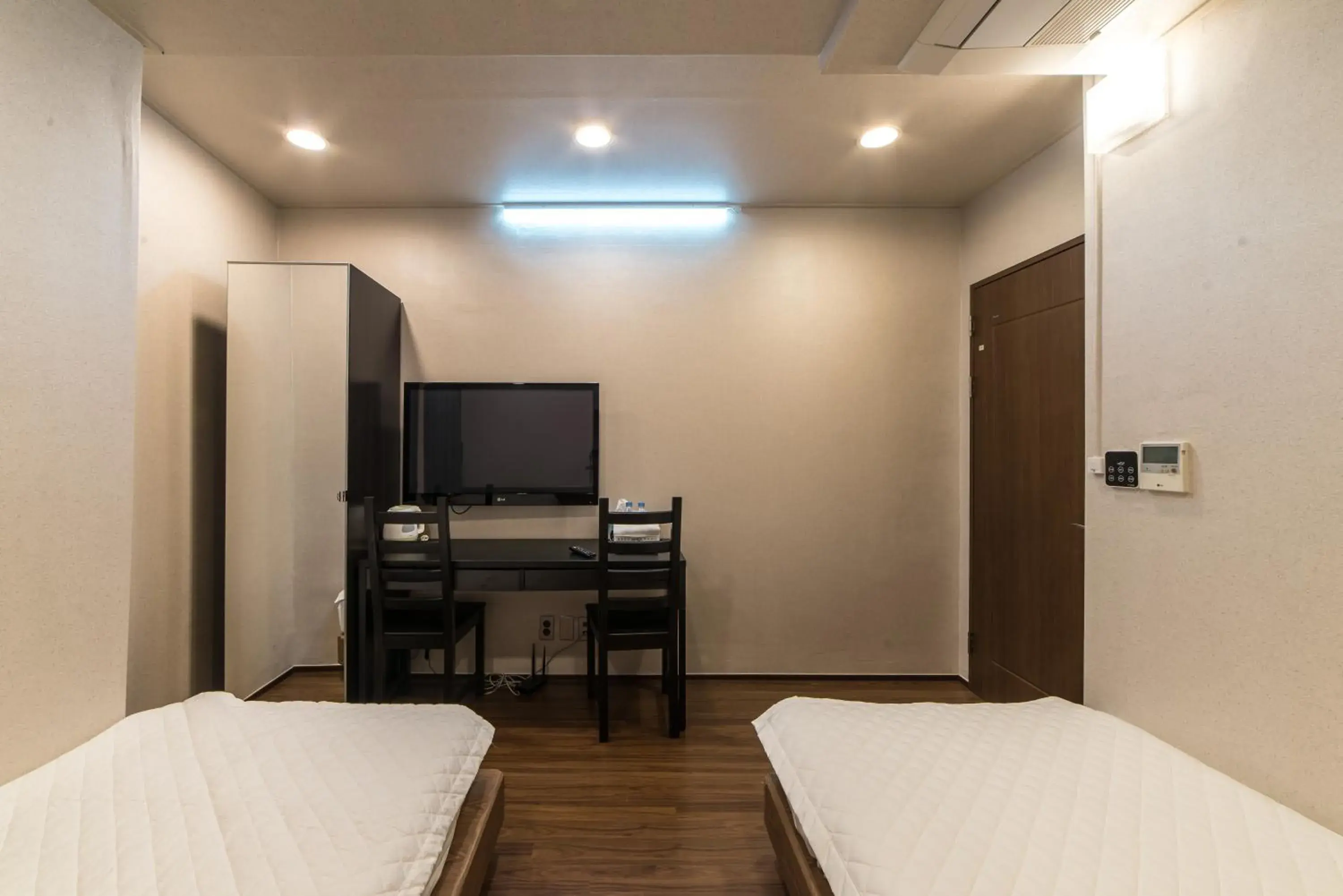 Bed, TV/Entertainment Center in Soo Song Guesthouse