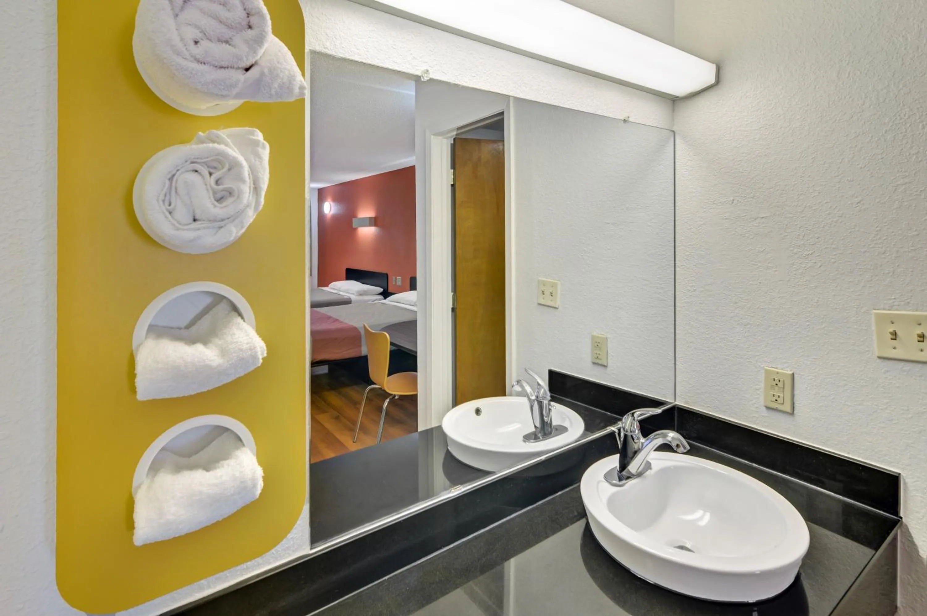 Bathroom, Bed in Motel 6-Lindale, TX