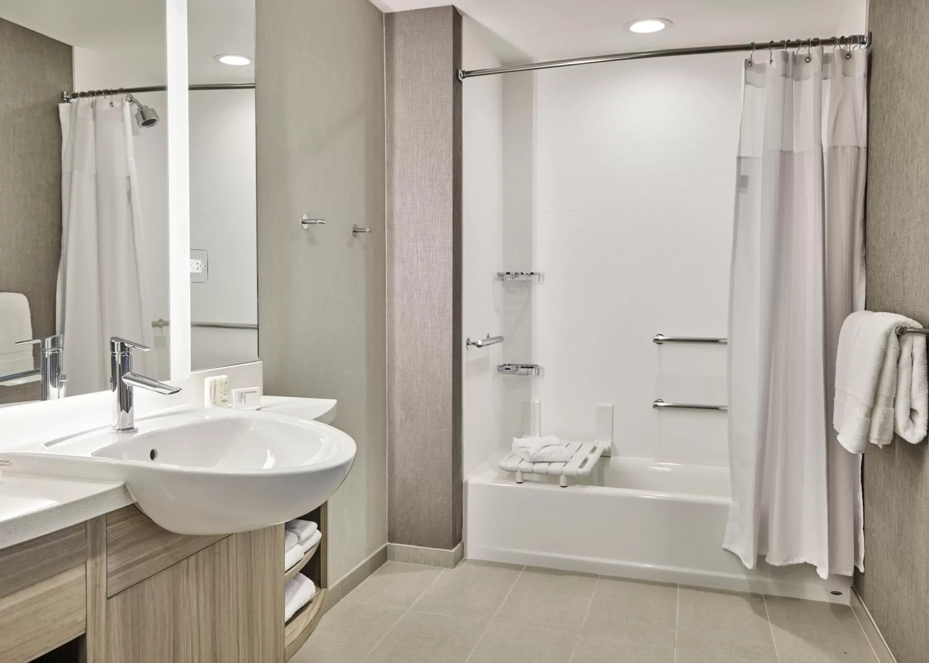 acessibility, Bathroom in SpringHill Suites by Marriott Chicago Chinatown