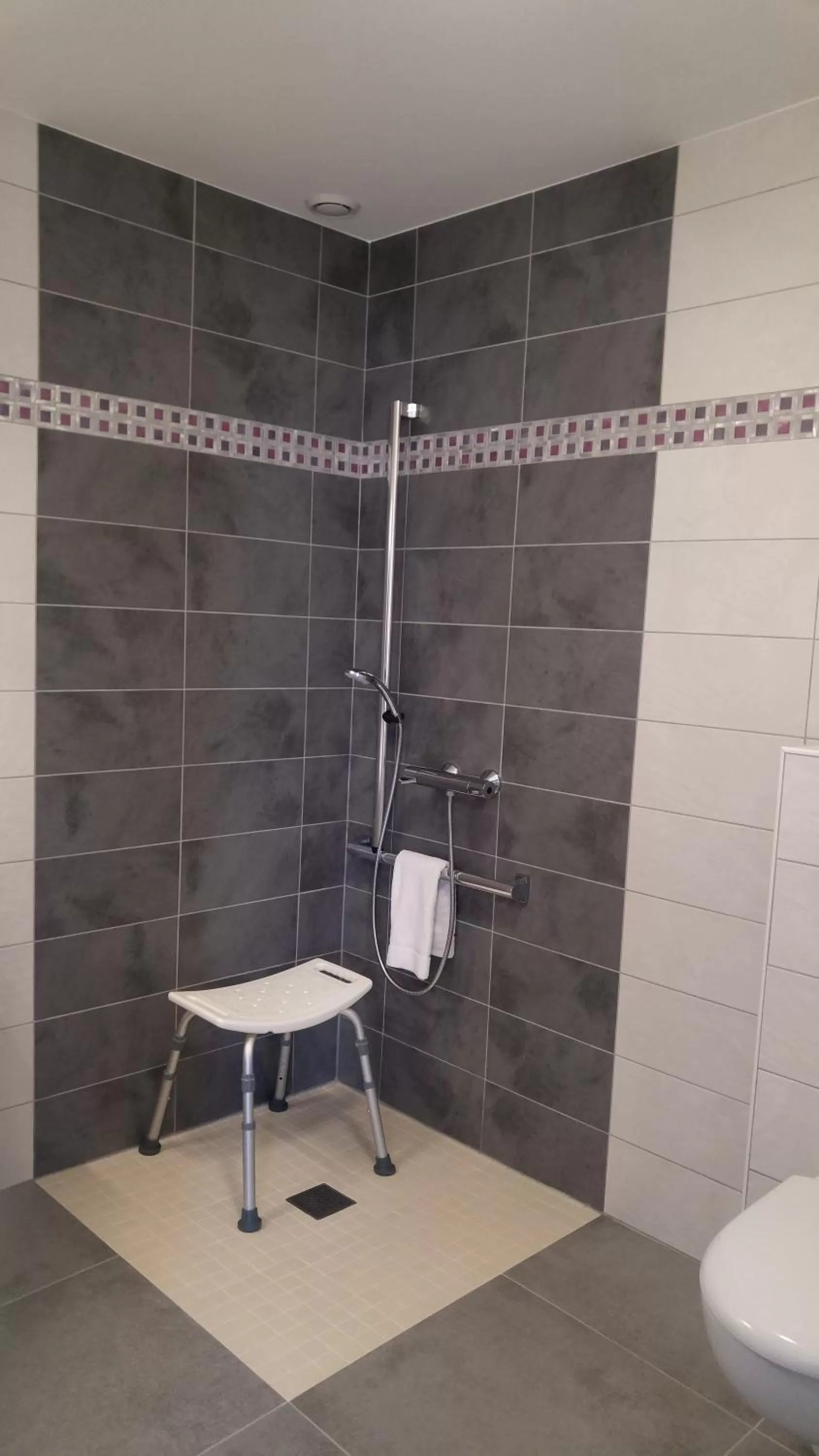 Shower in Hôtel Le Verger