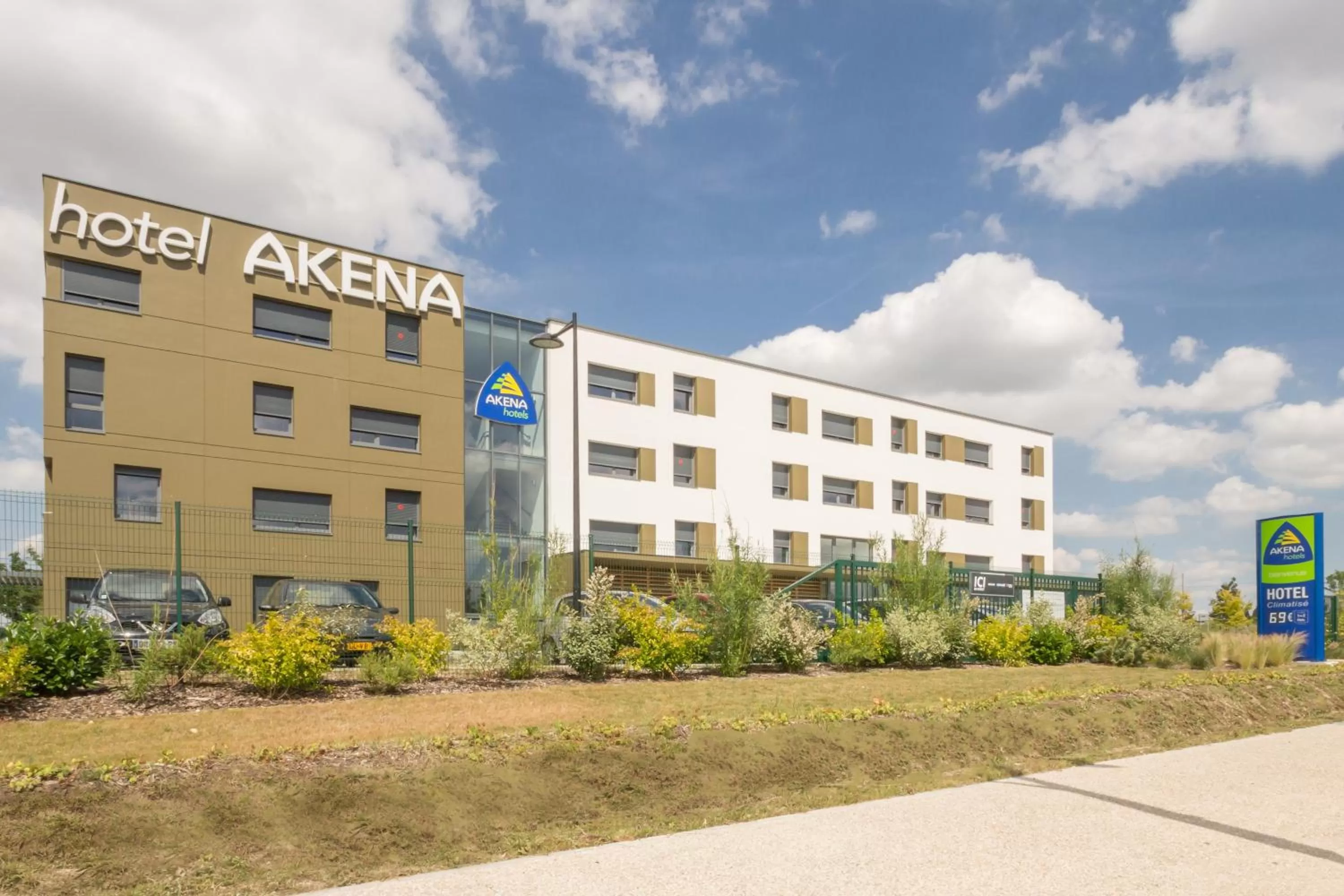 Property building in Hôtel Akena Reims Bezannes