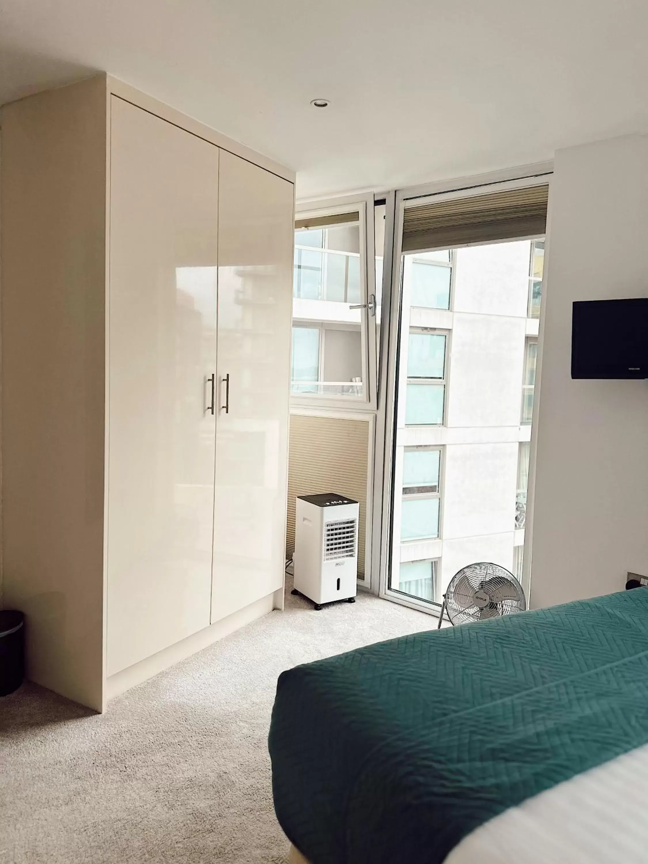 Bedroom, Bed in Canary Wharf - Luxury Apartments