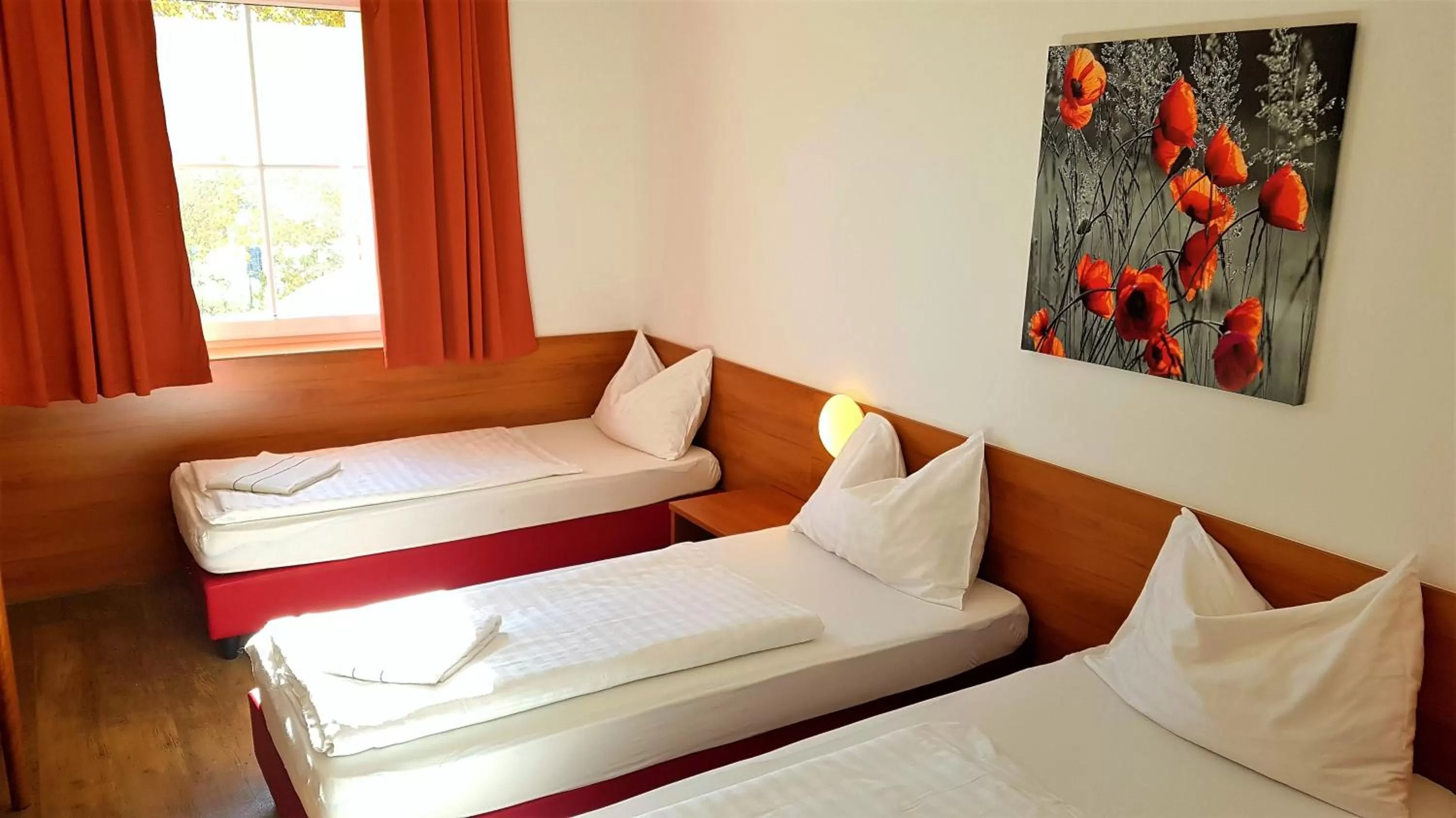 Standard Triple Room in OEKOTEL Traiskirchen