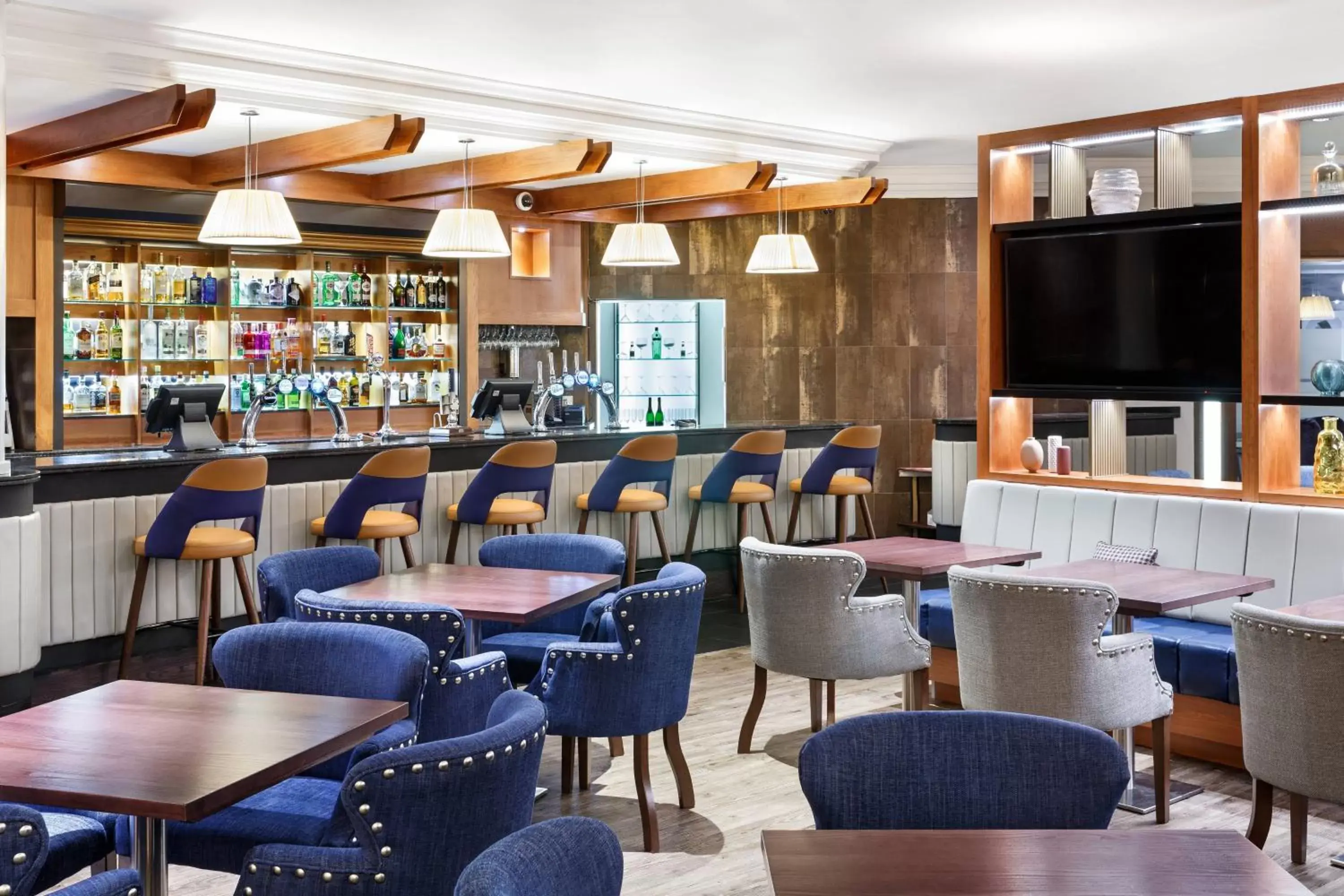 Restaurant/places to eat, Lounge/Bar in Delta Hotels by Marriott Cheltenham Chase