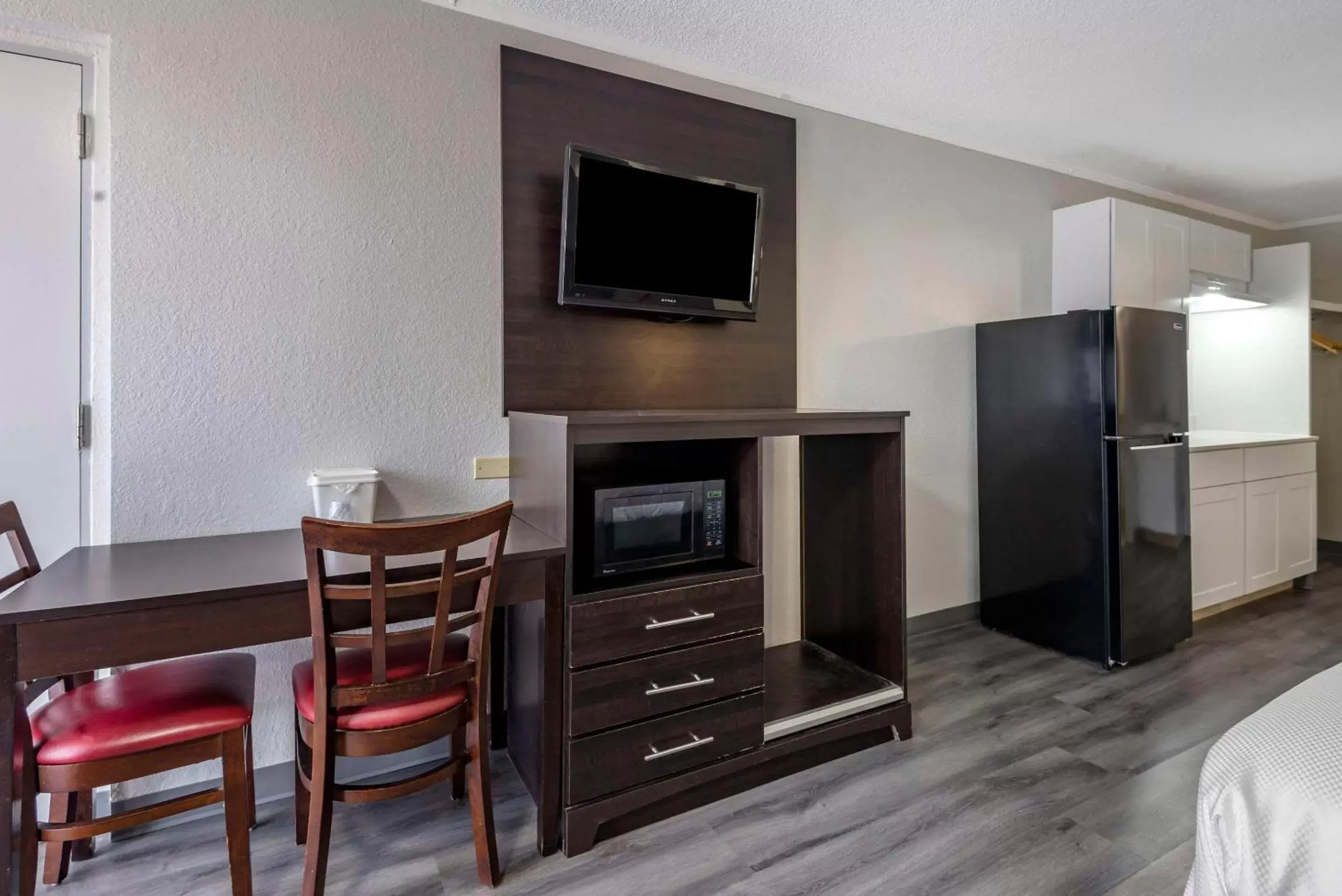 Bedroom, TV/Entertainment Center in Suburban Studios