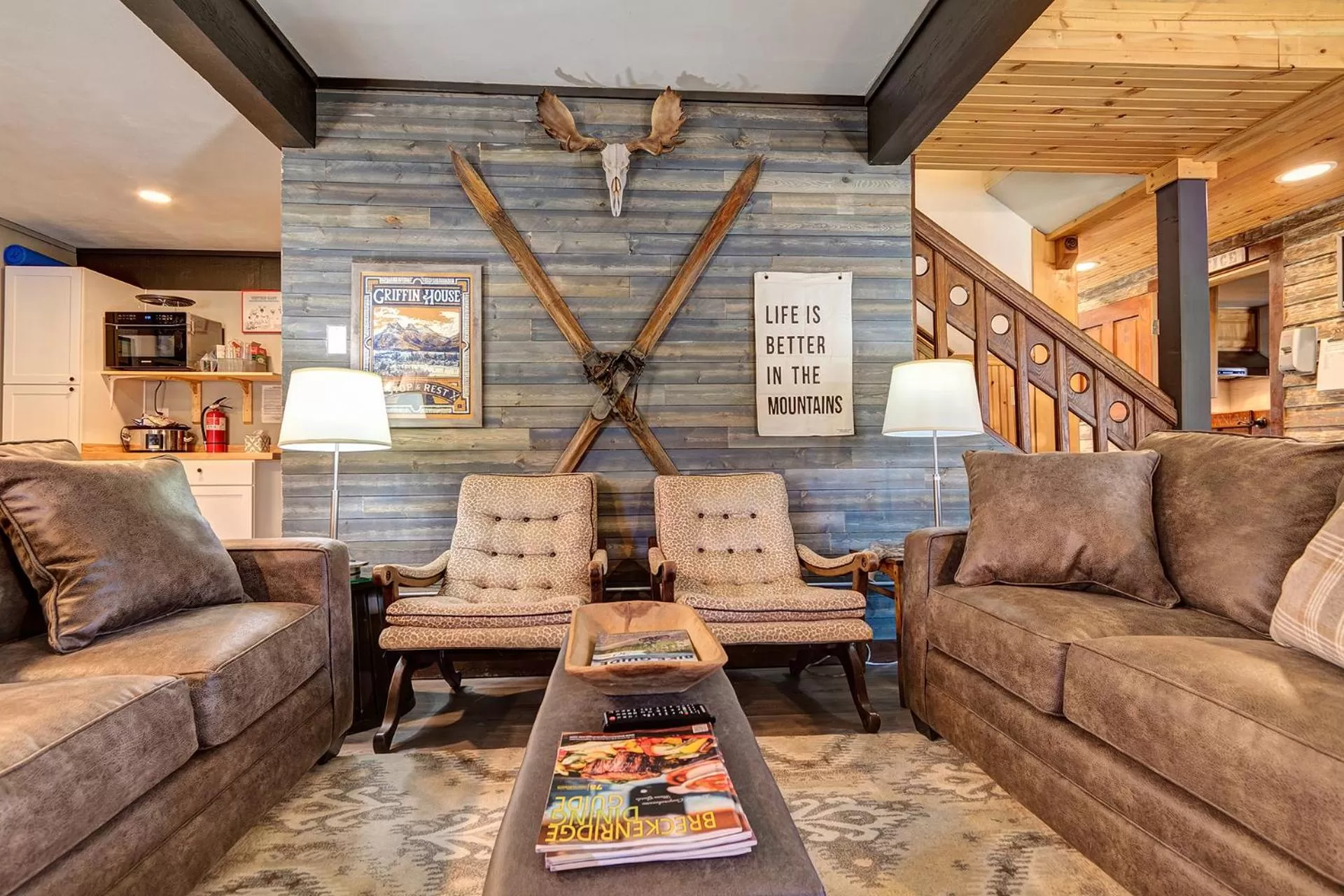 Communal lounge/ TV room in Fireside Inn & Hostel