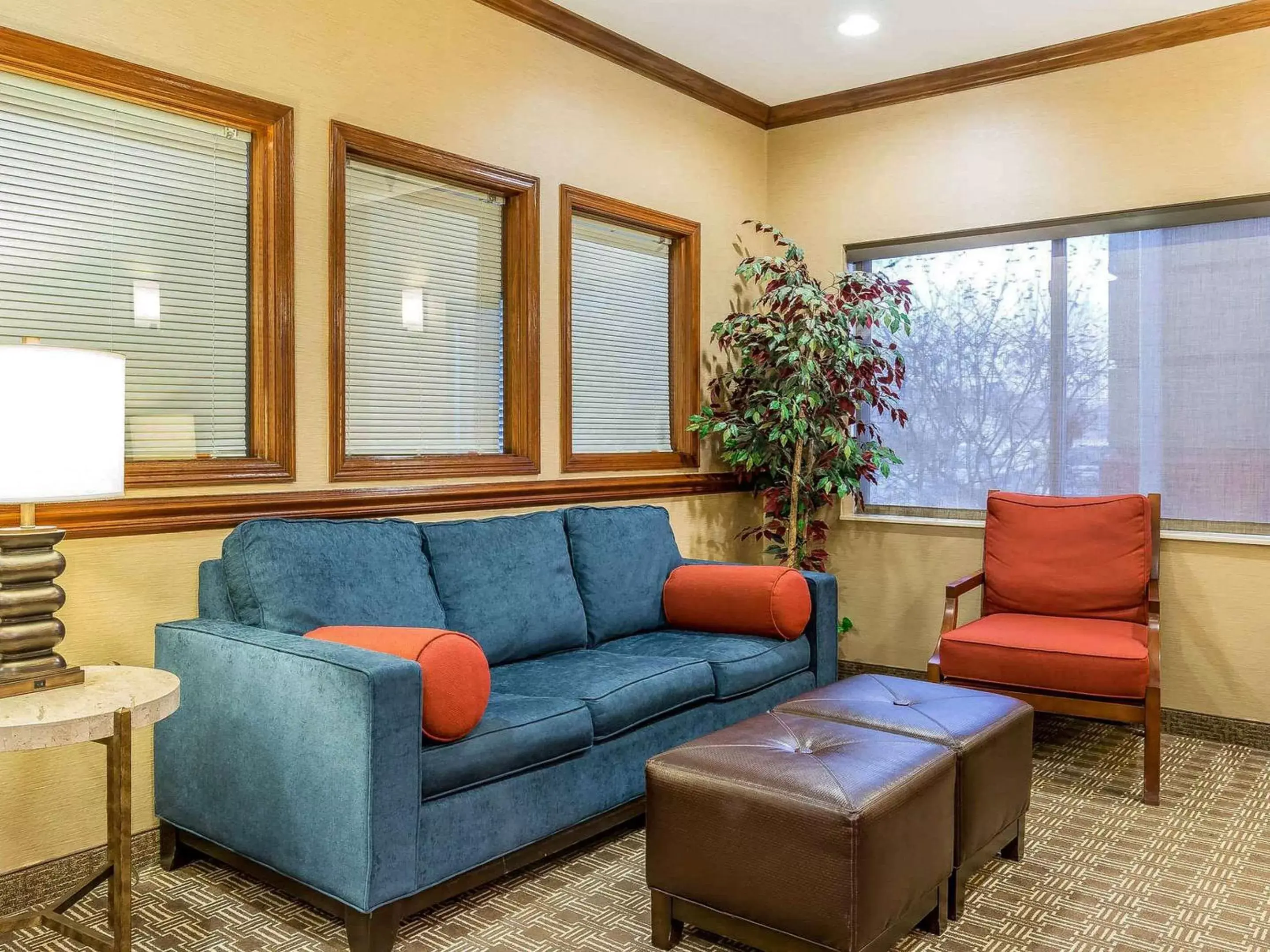 Lobby or reception, Seating Area in Comfort Inn & Suites East Moline near I-80
