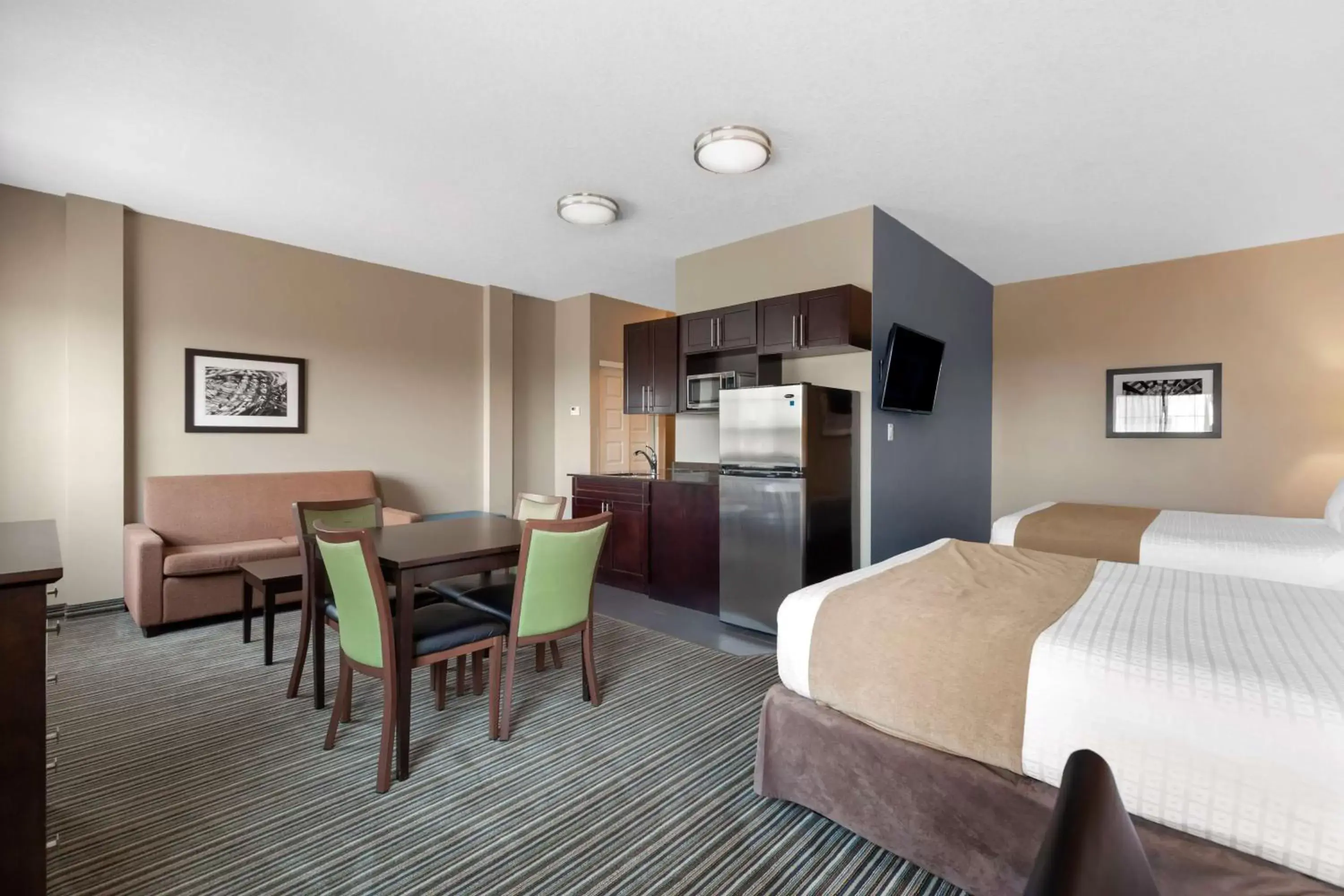 Bedroom, Dining Area in Best Western PLUS Fort Saskatchewan Inn & Suites