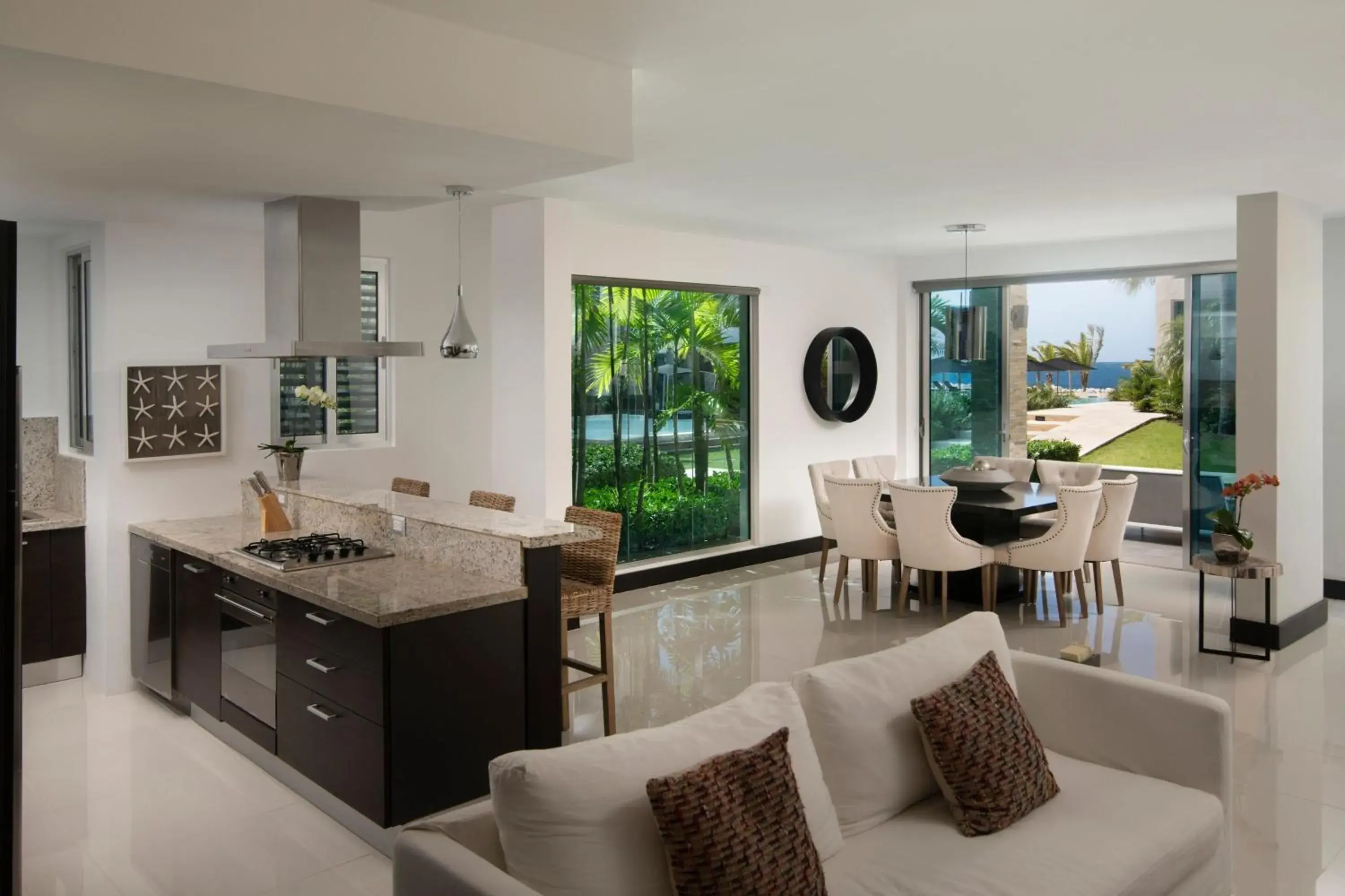 Living room, Kitchen/Kitchenette in The Ocean Club, a Luxury Collection Resort, Costa Norte