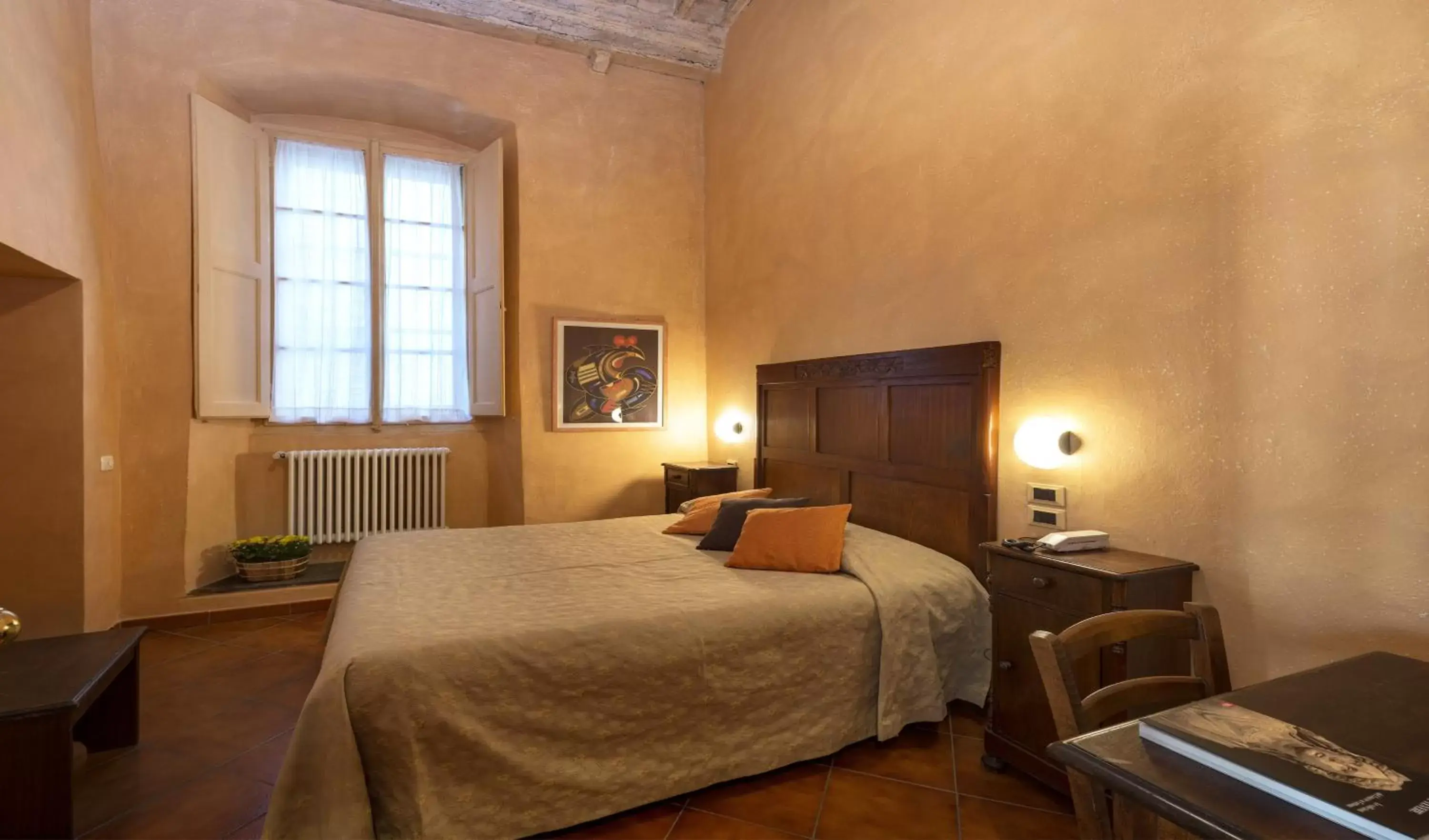 Bed in Hotel Italia Cortona