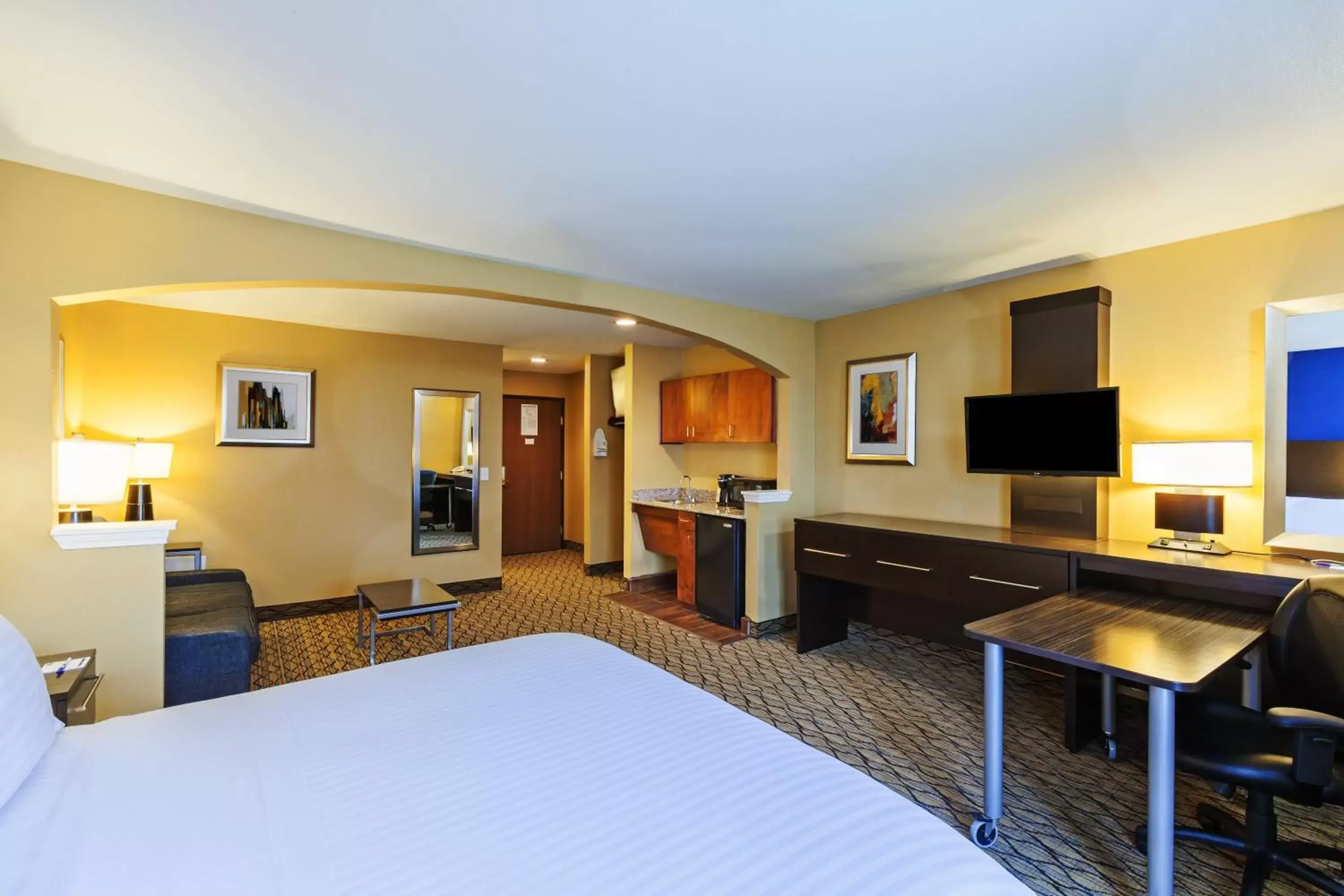 Bedroom, TV/Entertainment Center in Holiday Inn Express Hotel & Suites Houston-Downtown Convention Center, an IHG Hotel