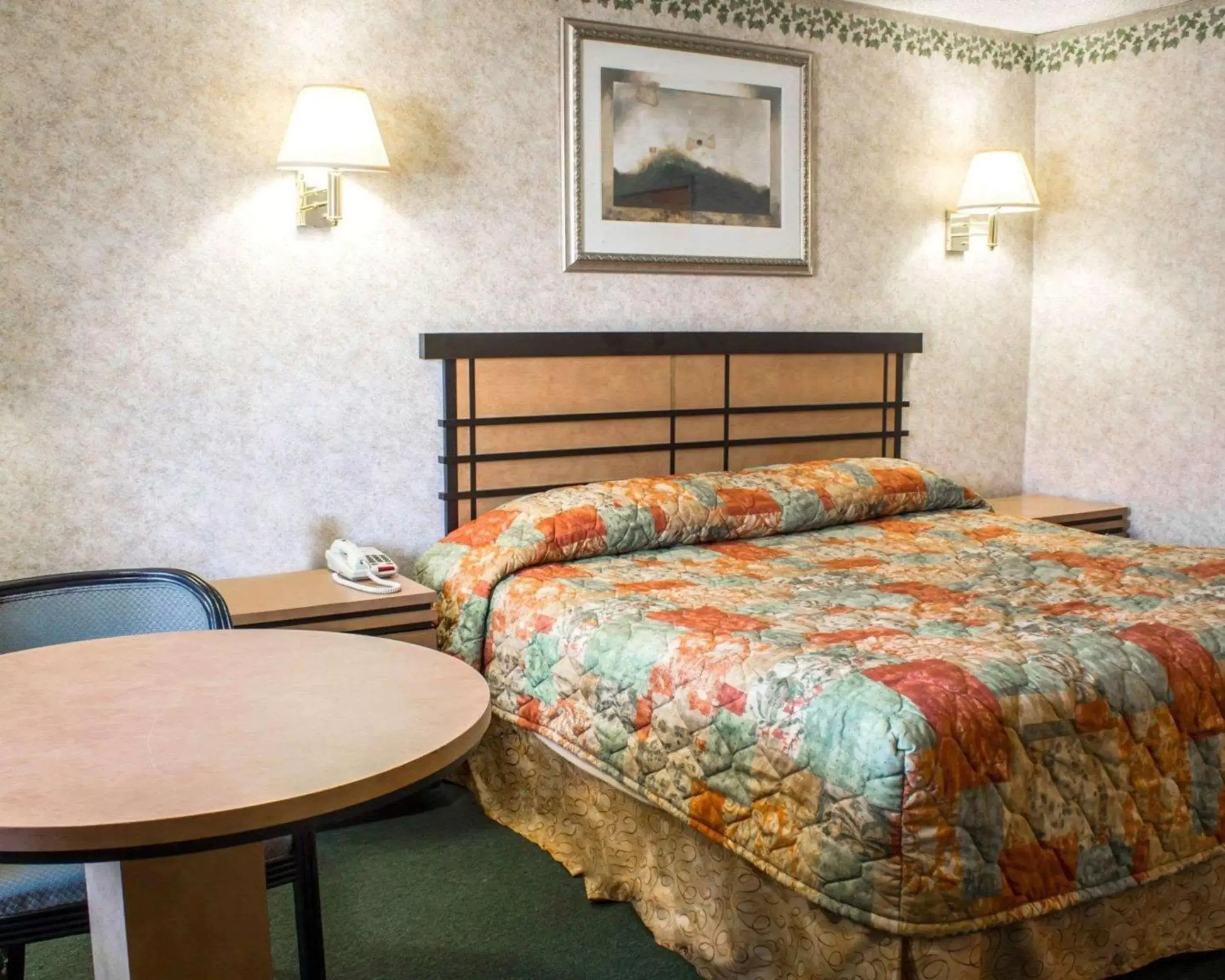 Photo of the whole room, Bed in Econo Lodge Inn & Suites Colonie Center Mall