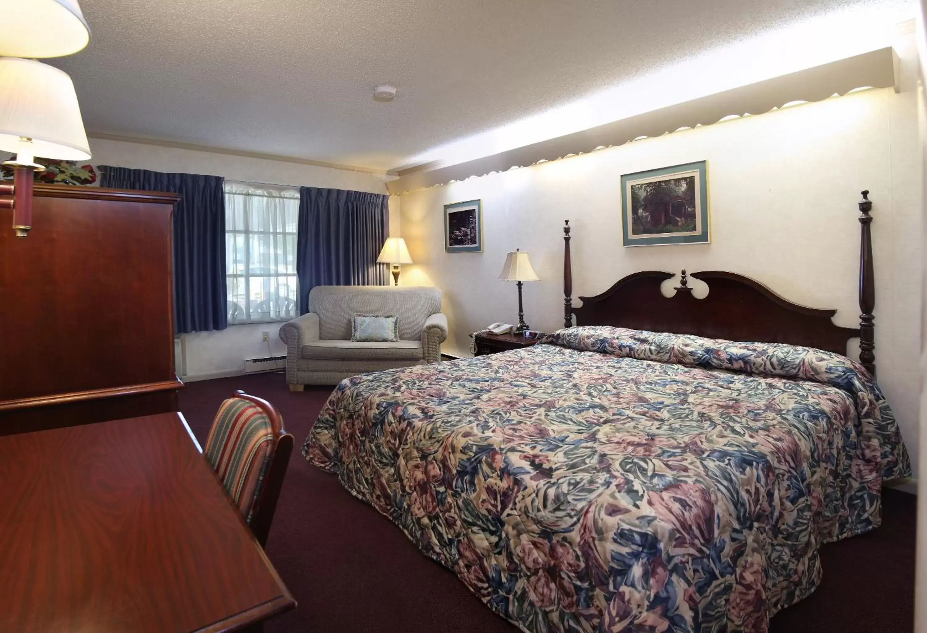 Bedroom, Bed in Bird-in-Hand Family Inn