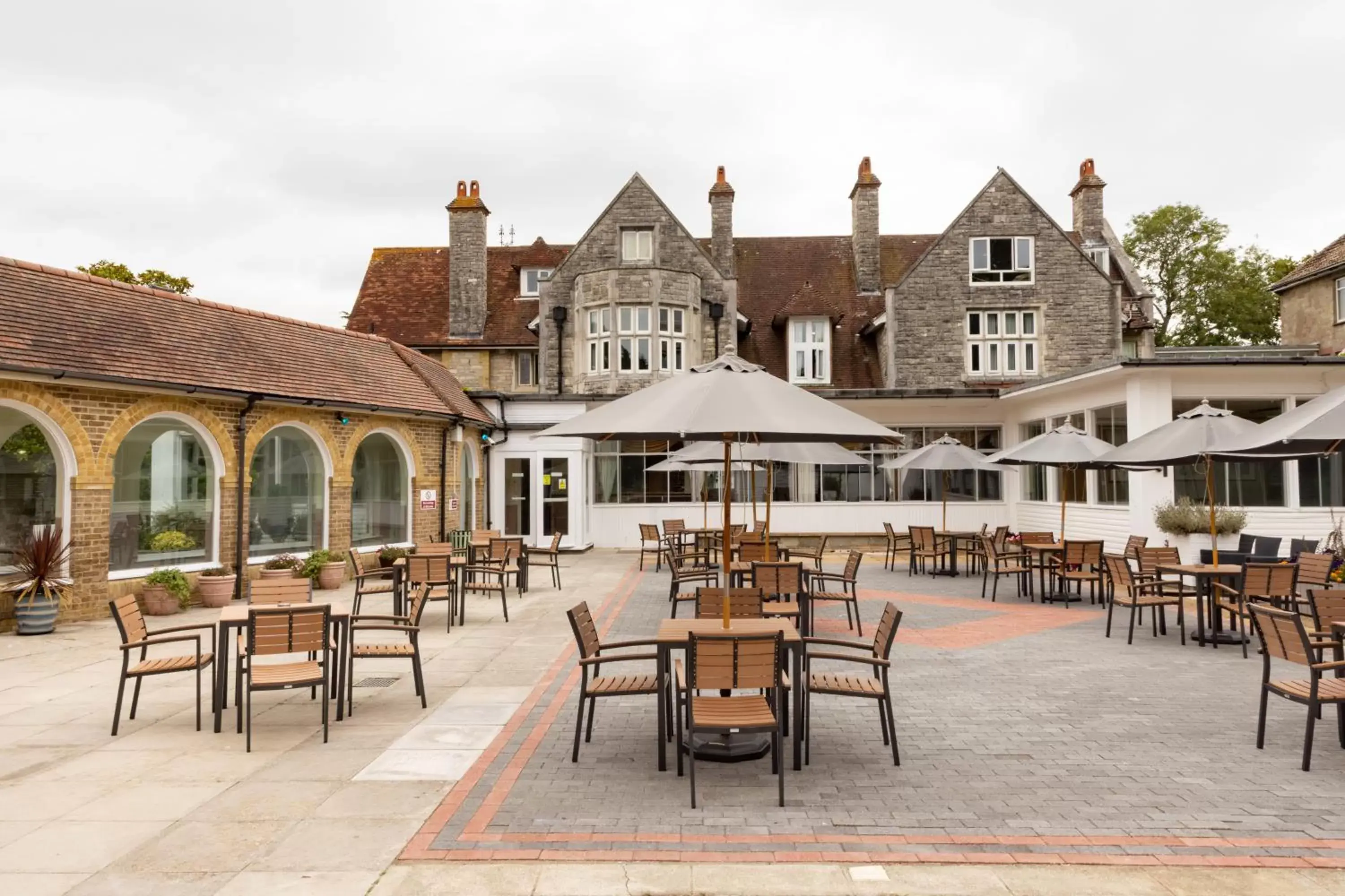 Patio, Restaurant/Places to Eat in The Broadway Park Hotel