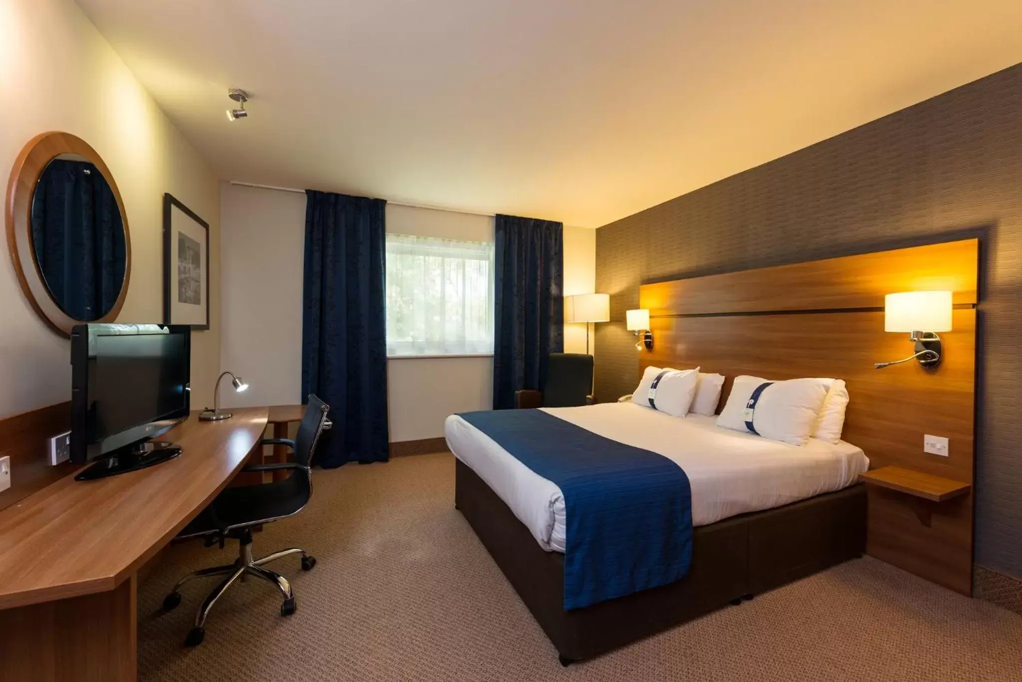 Photo of the whole room, Bed in Holiday Inn Express Shrewsbury, an IHG Hotel
