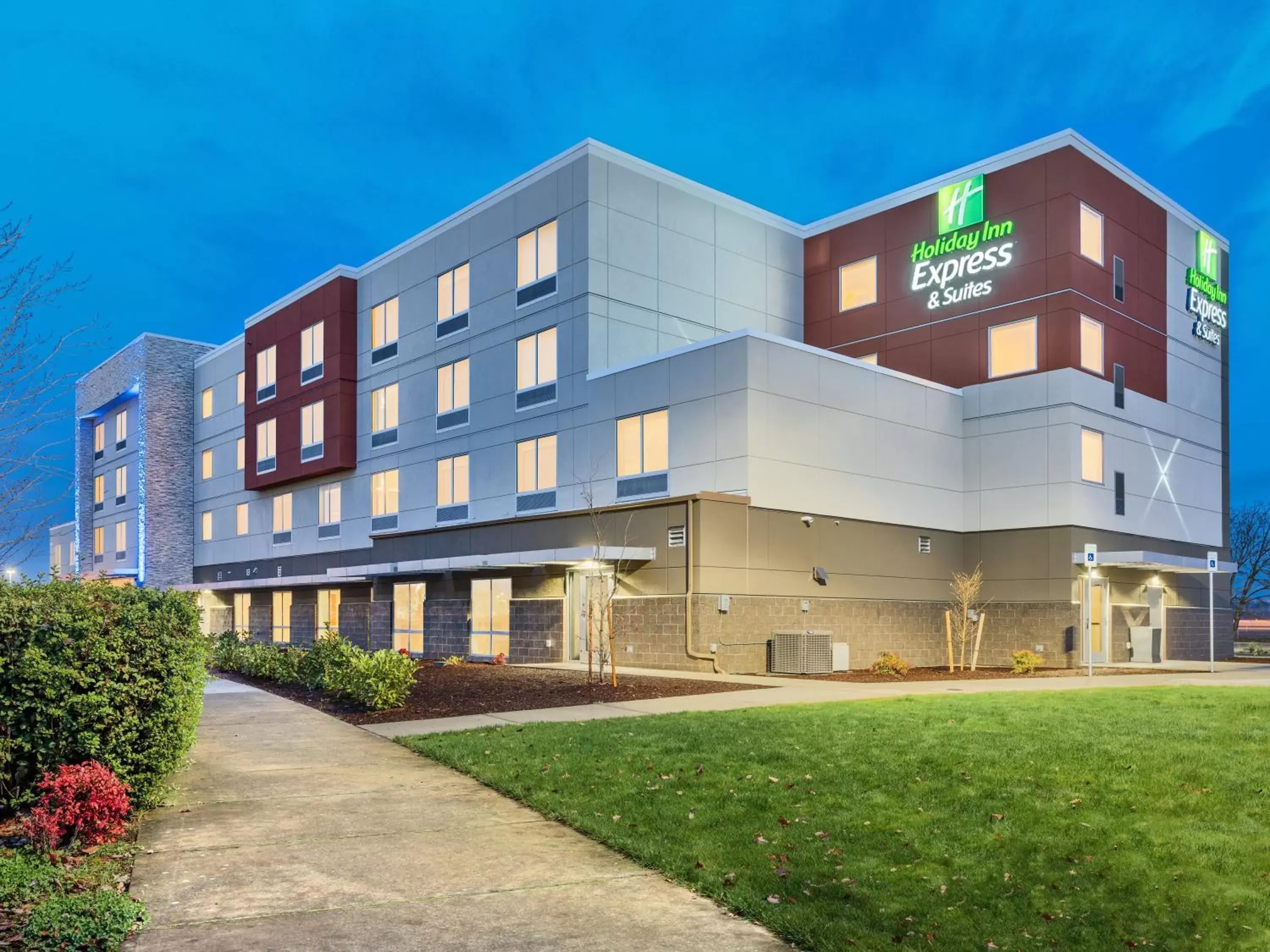 Property building in Holiday Inn Express & Suites Salem North - Keizer by IHG Property building in Holiday Inn Express & Suites Salem North - Keizer by IHG