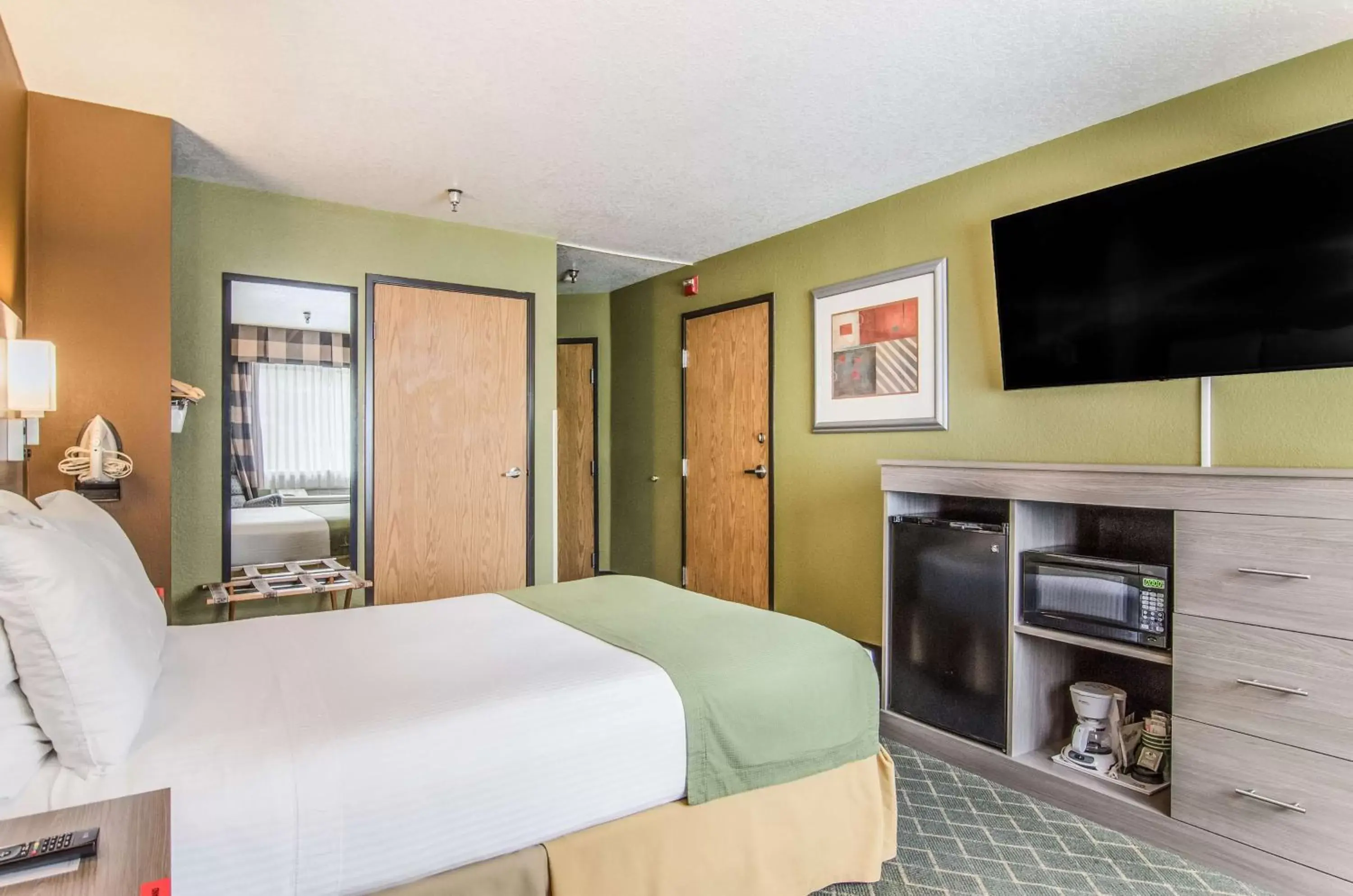 TV and multimedia, TV/Entertainment Center in GuestHouse Inn & Suites Poulsbo