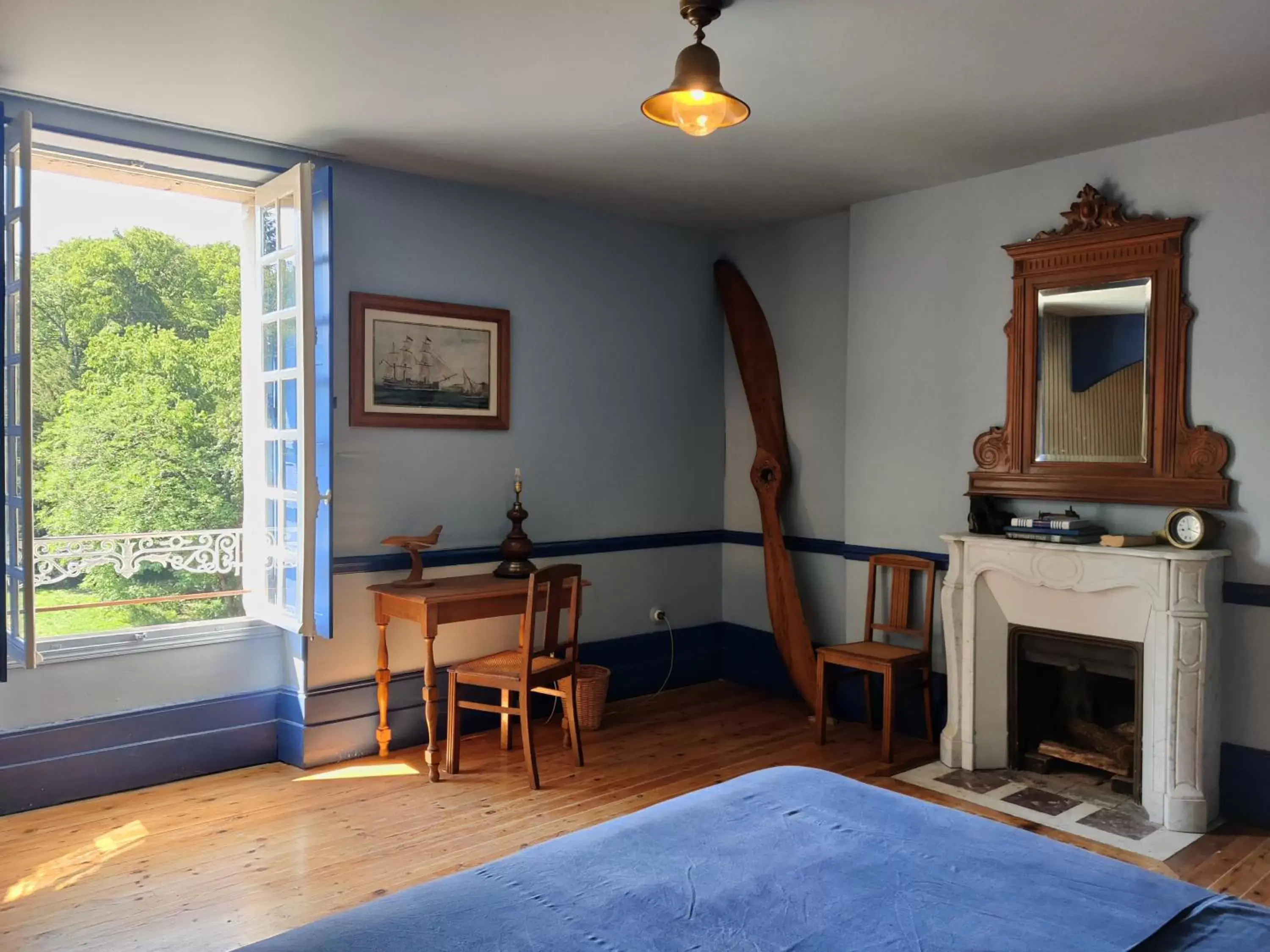 Photo of the whole room, TV/Entertainment Center in Château de la Huberdière