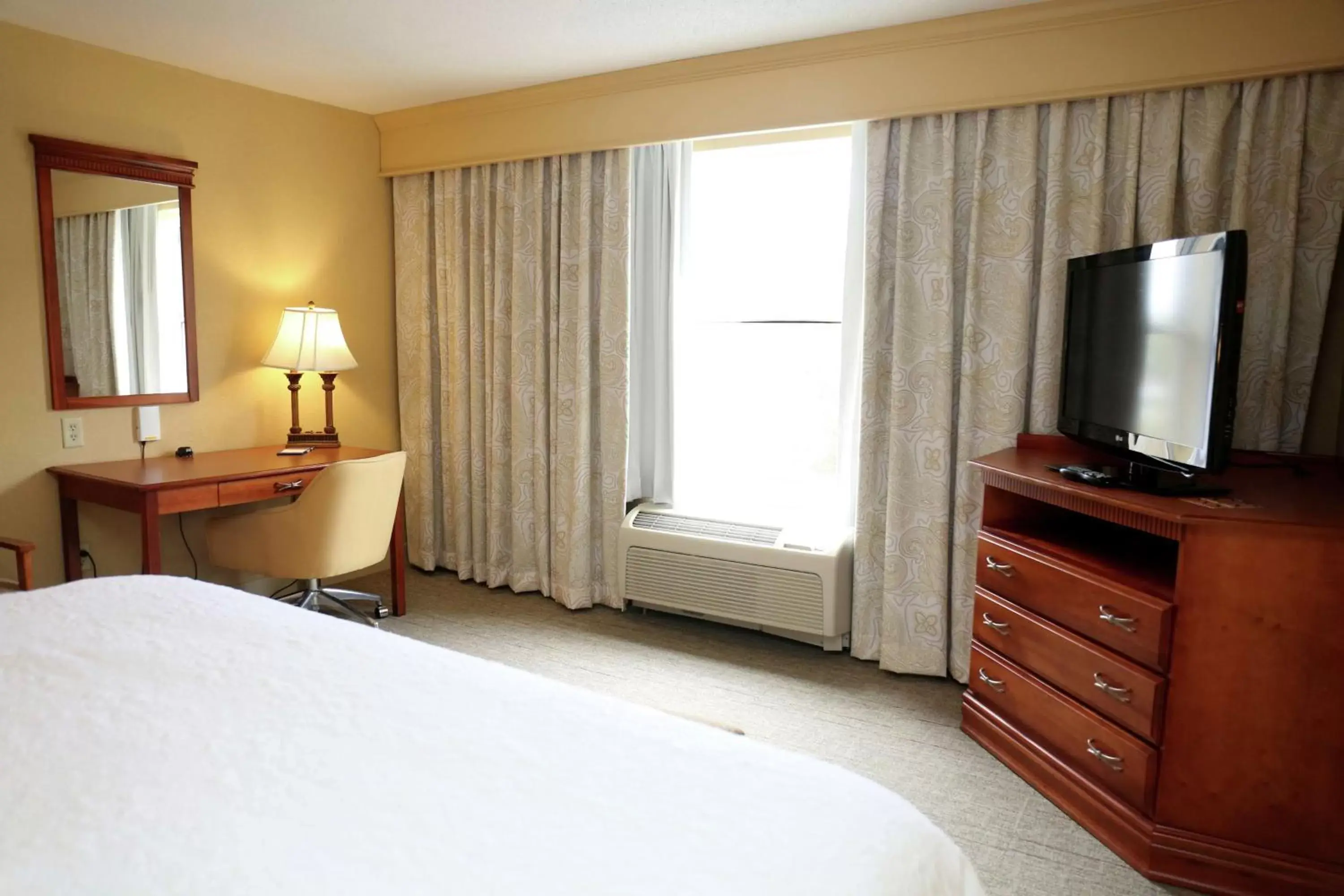 Bedroom, TV/Entertainment Center in Hampton Inn Manning