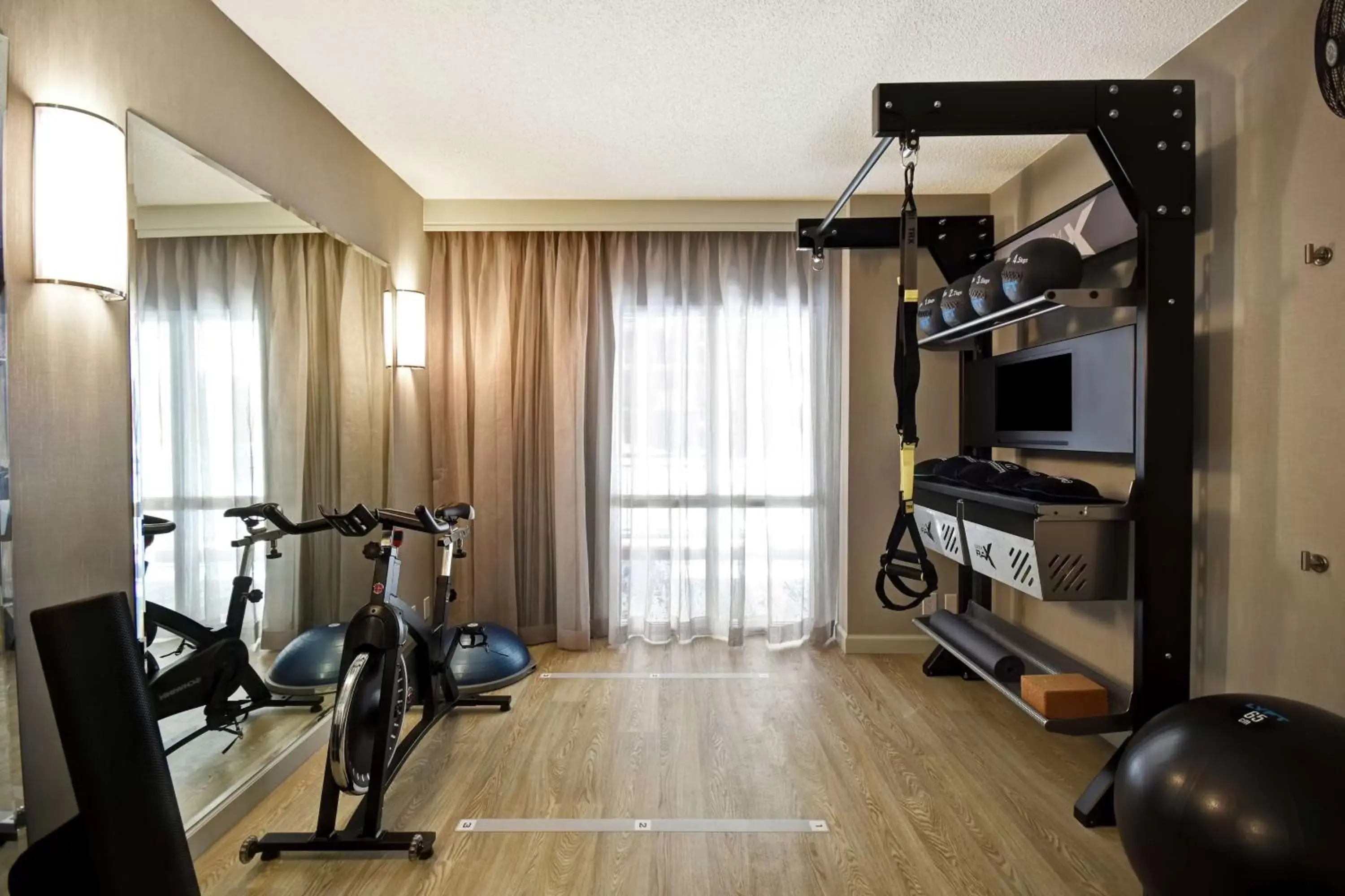 Bedroom, Fitness Center/Facilities in Embassy Suites by Hilton Raleigh Durham Research Triangle