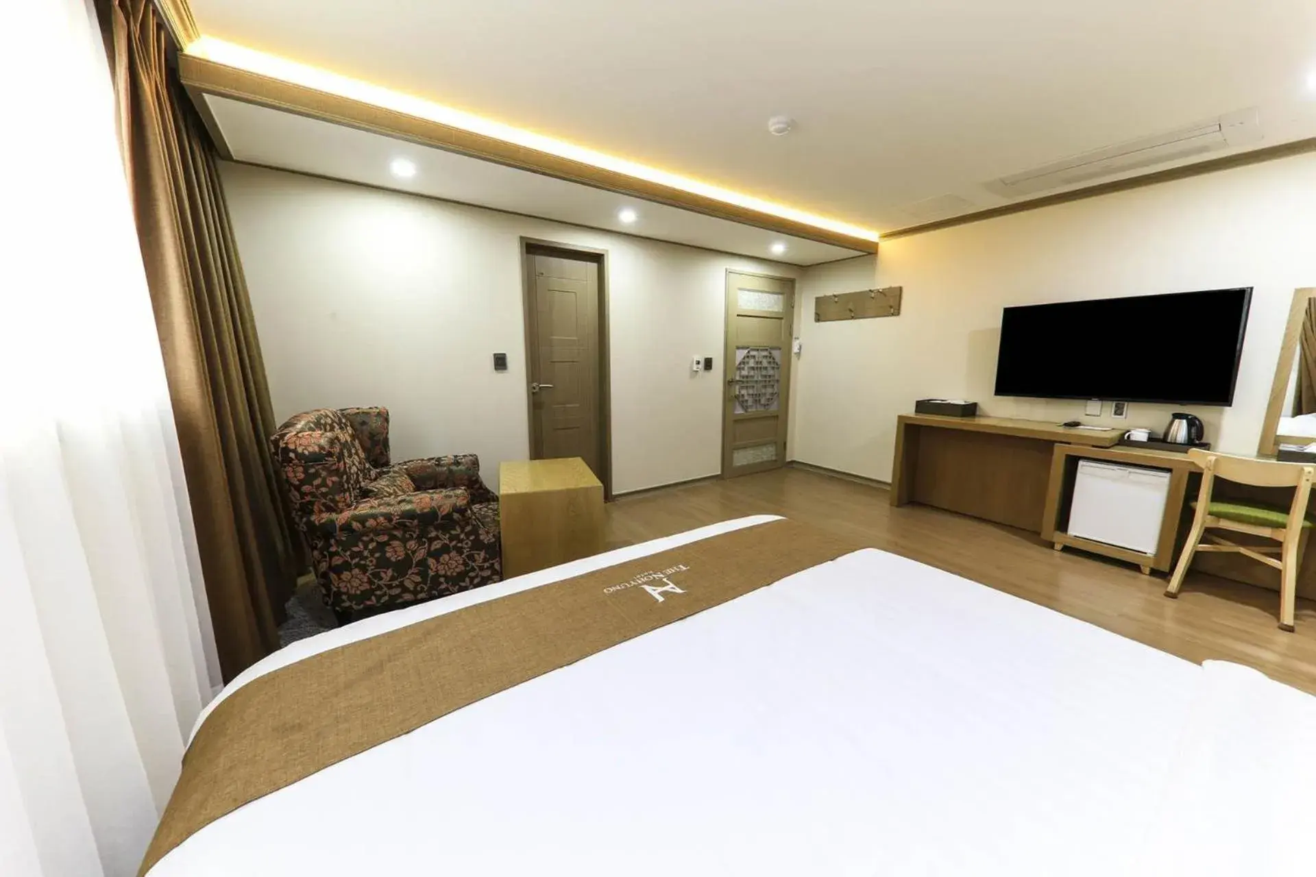 Bedroom, TV/Entertainment Center in Nohyung Hotel