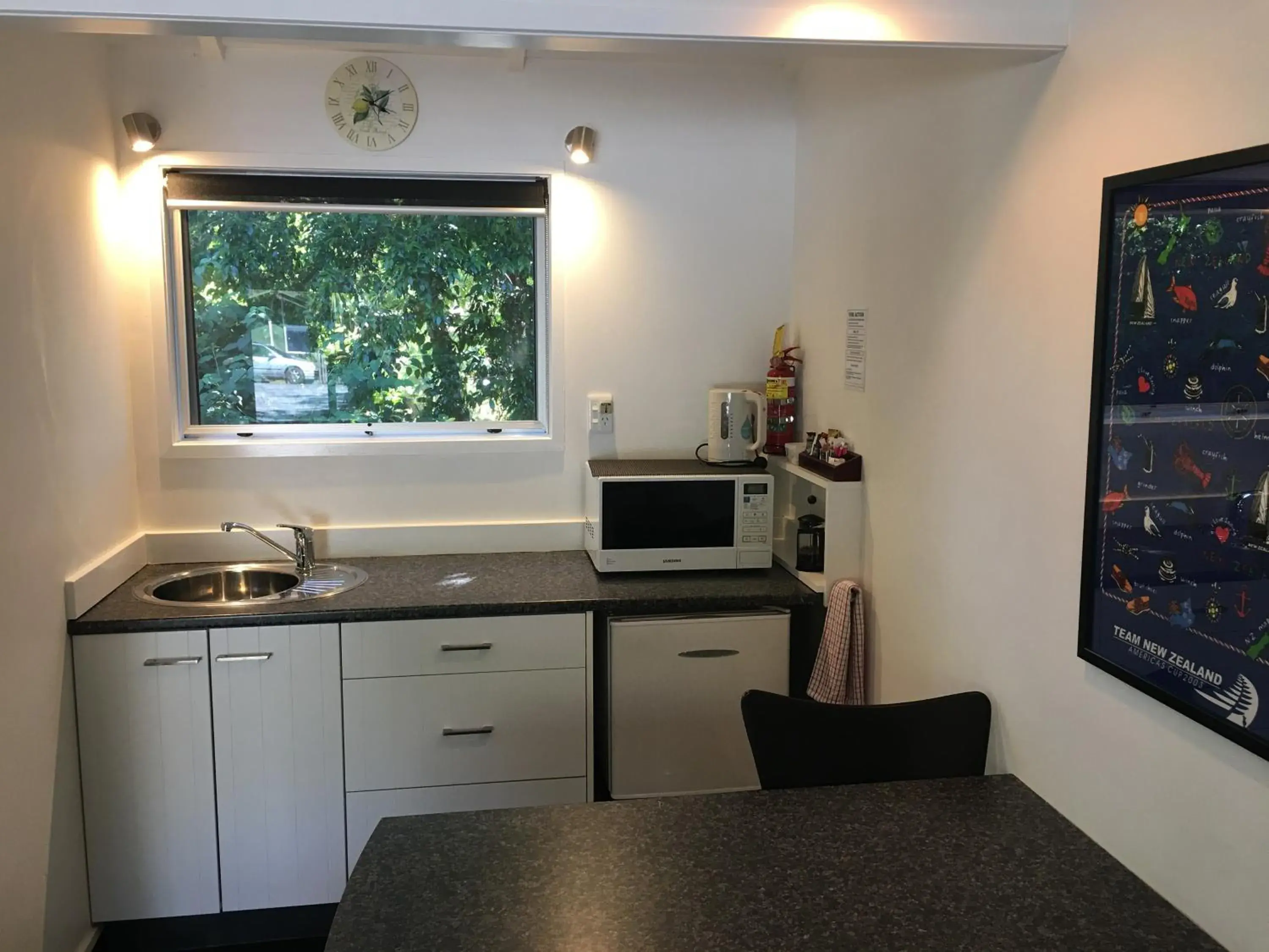 Kitchen/Kitchenette in Colonial House Motel