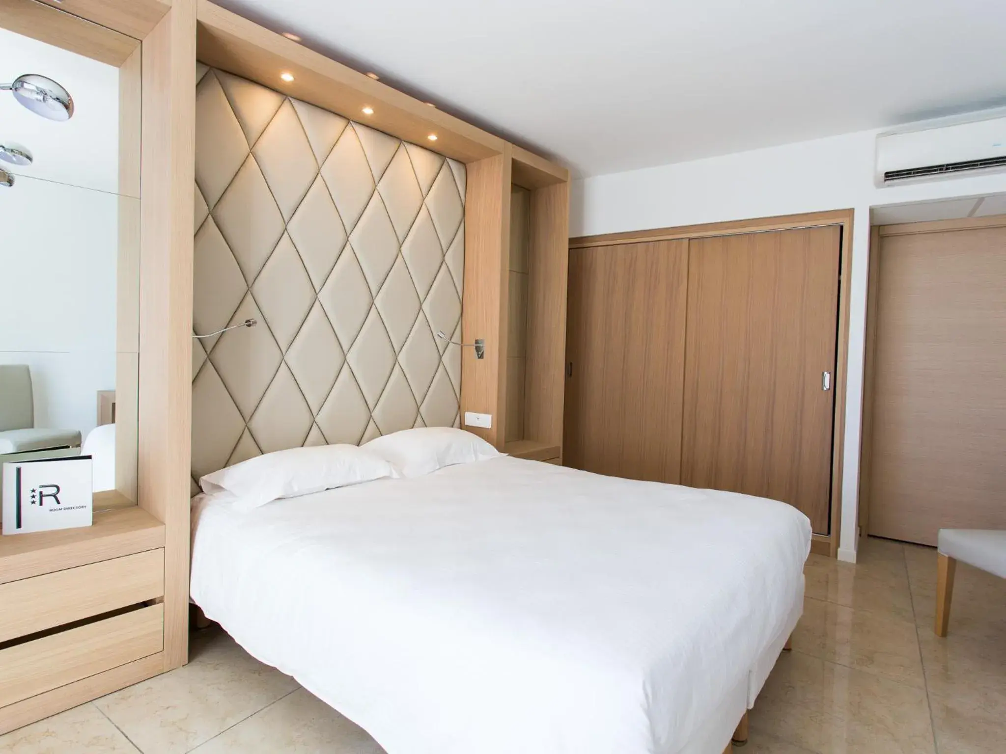 Bedroom, Bed in Hotel Revellata