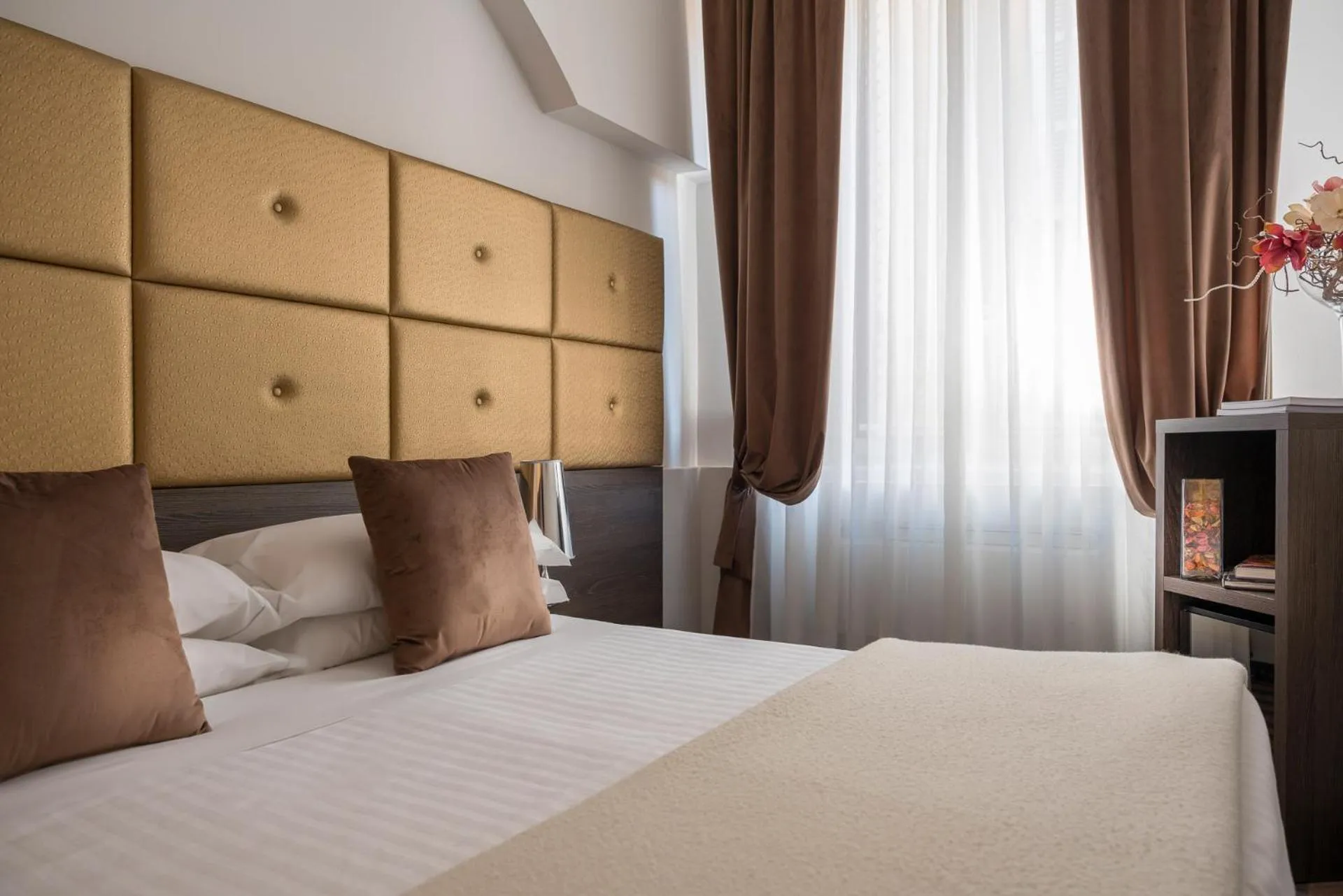 Bedroom, Bed in Albergo Rossini 1936 - Small & Charming