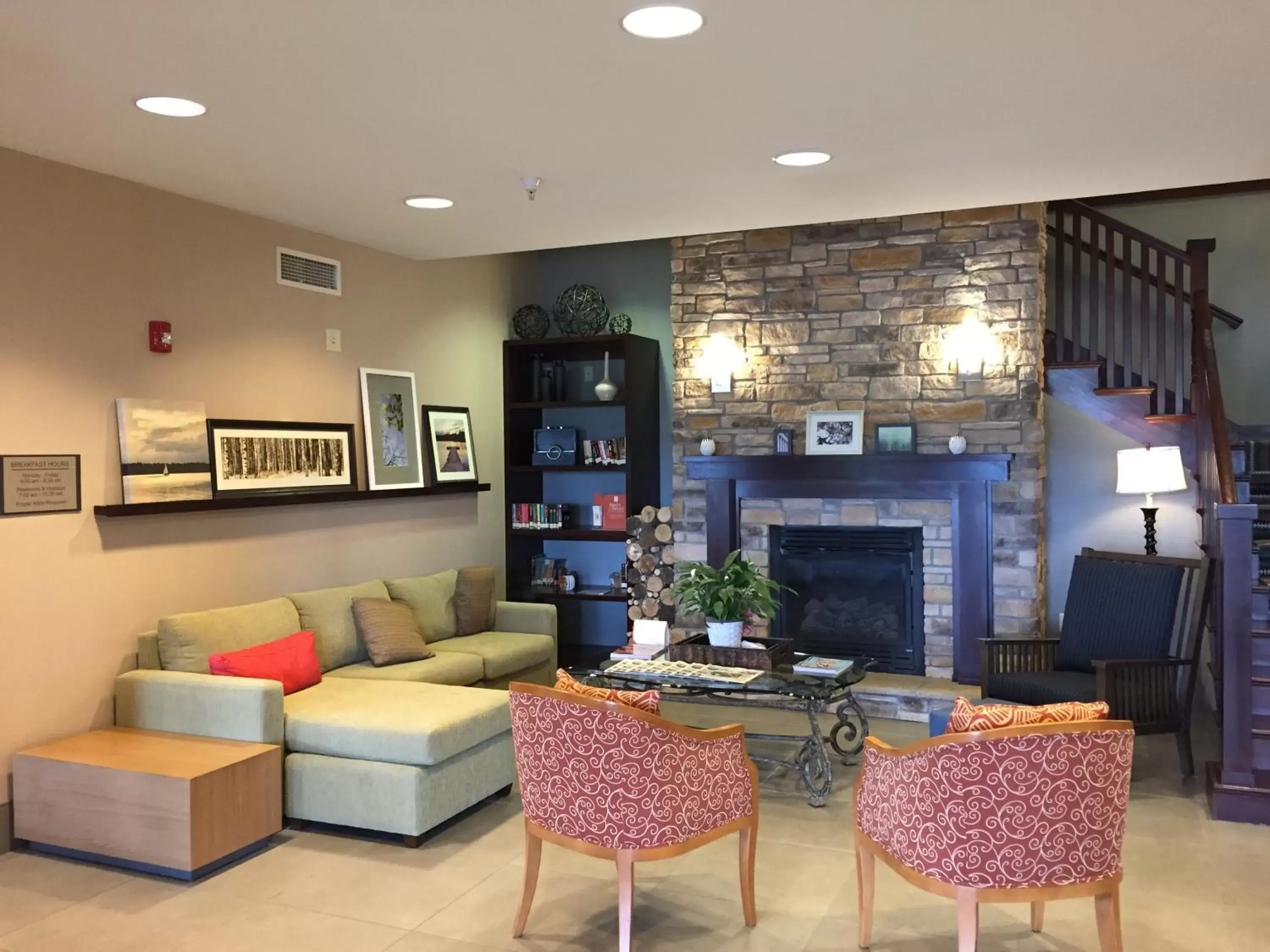 Lobby or reception, Lounge/Bar in Country Inn & Suites by Radisson, Lima, OH