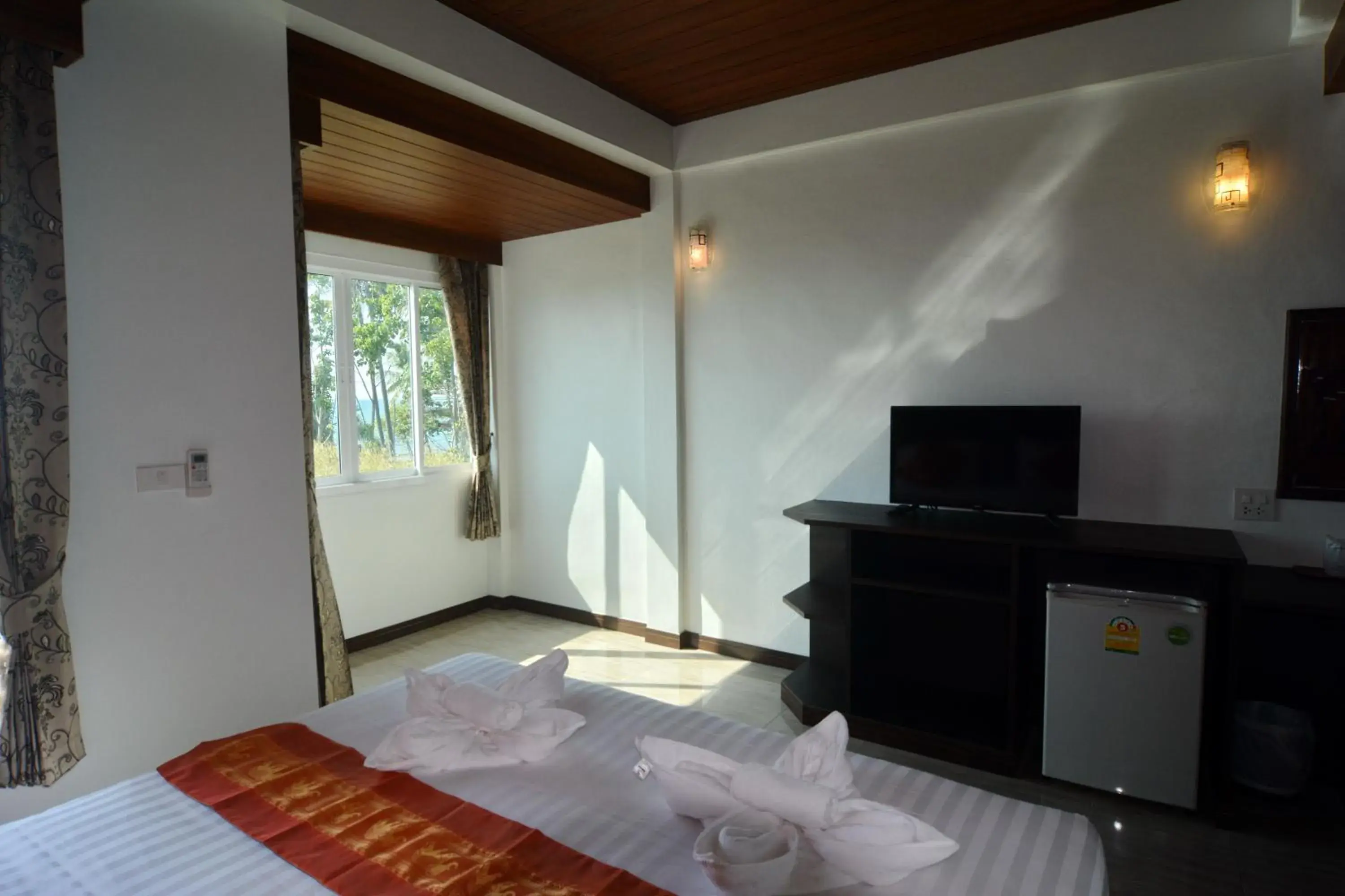 Photo of the whole room, Bed in The Sea @ Lanta Hotel