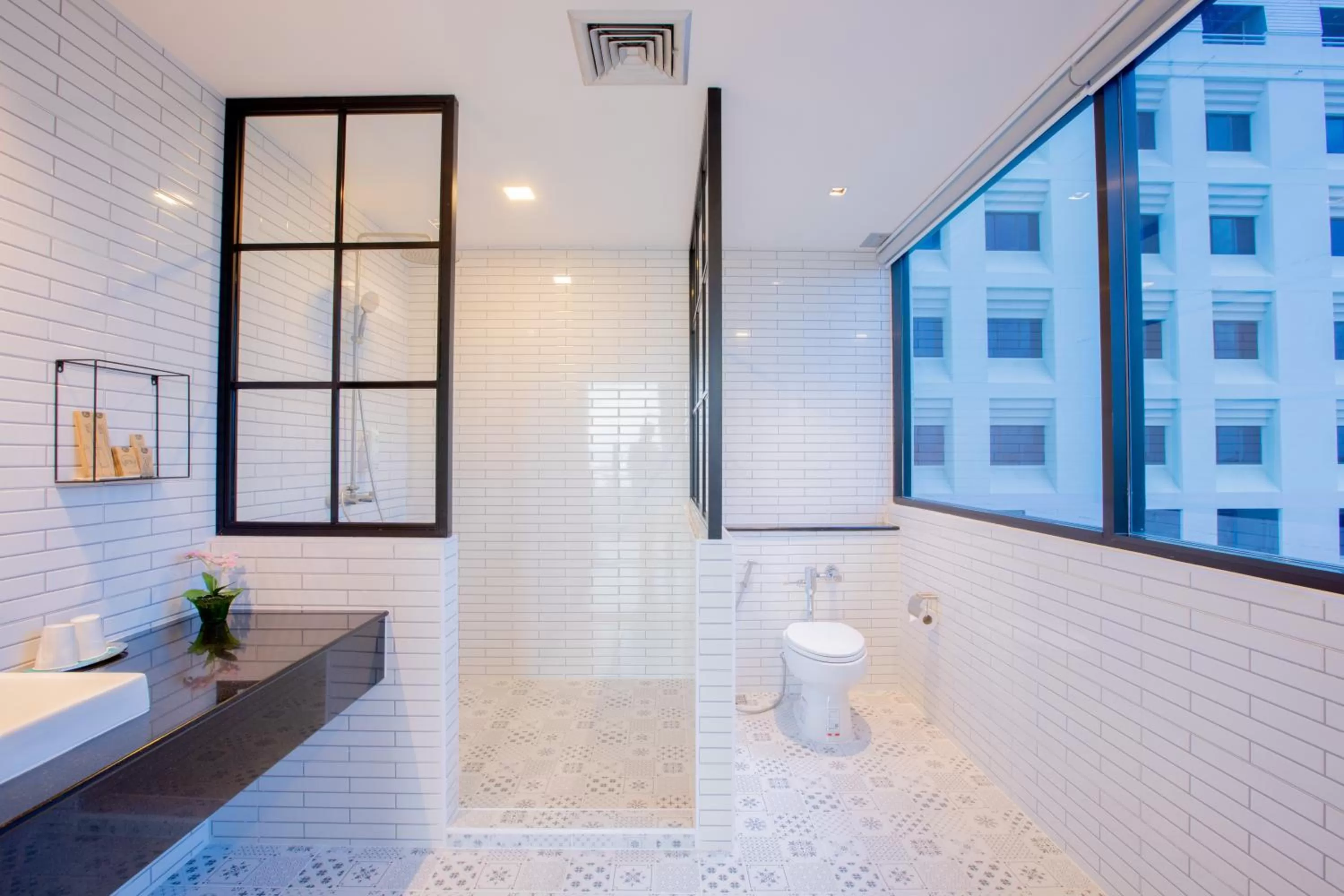 Shower in The Royal River Hotel