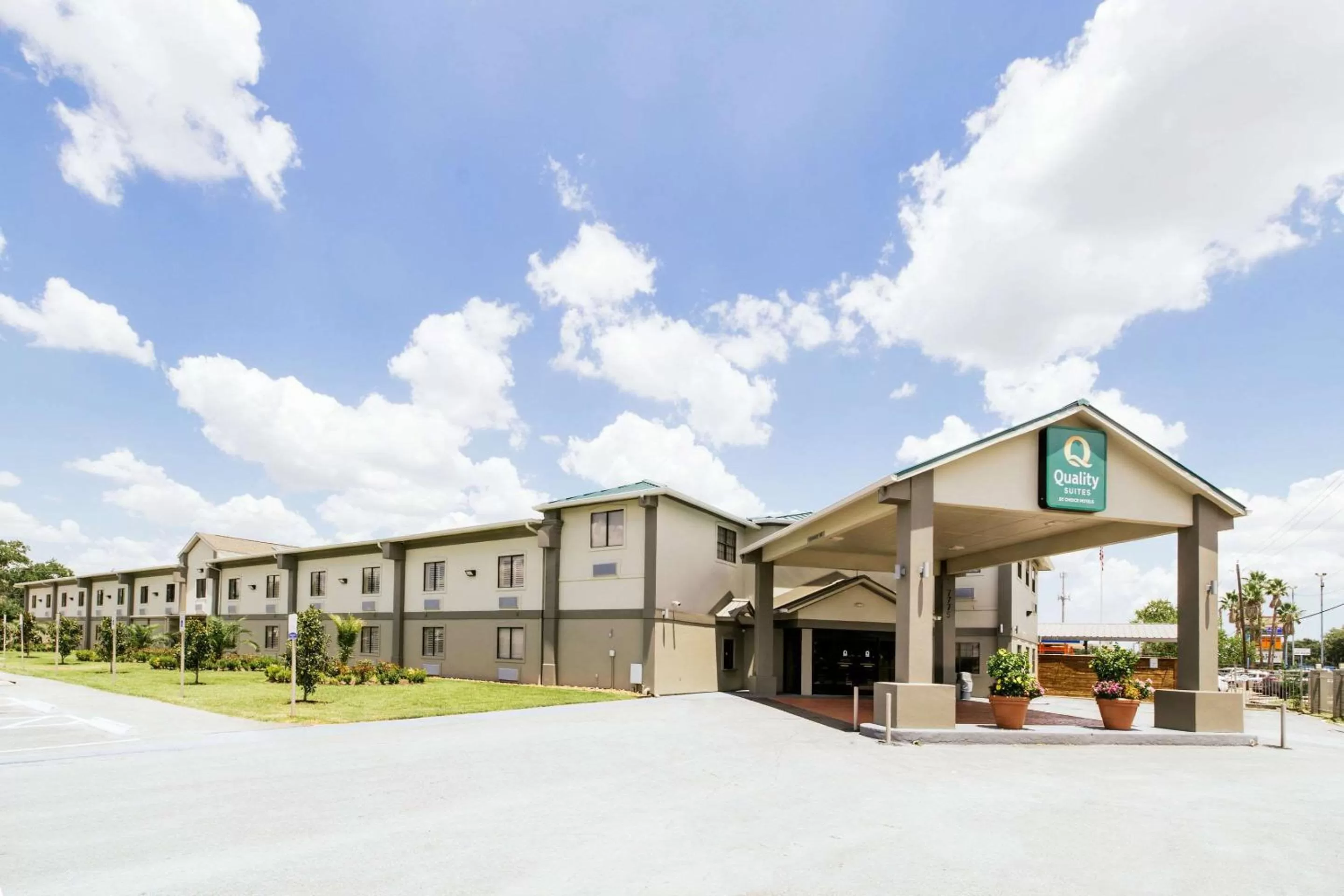 Property building in Quality Suites Houston Hobby Airport