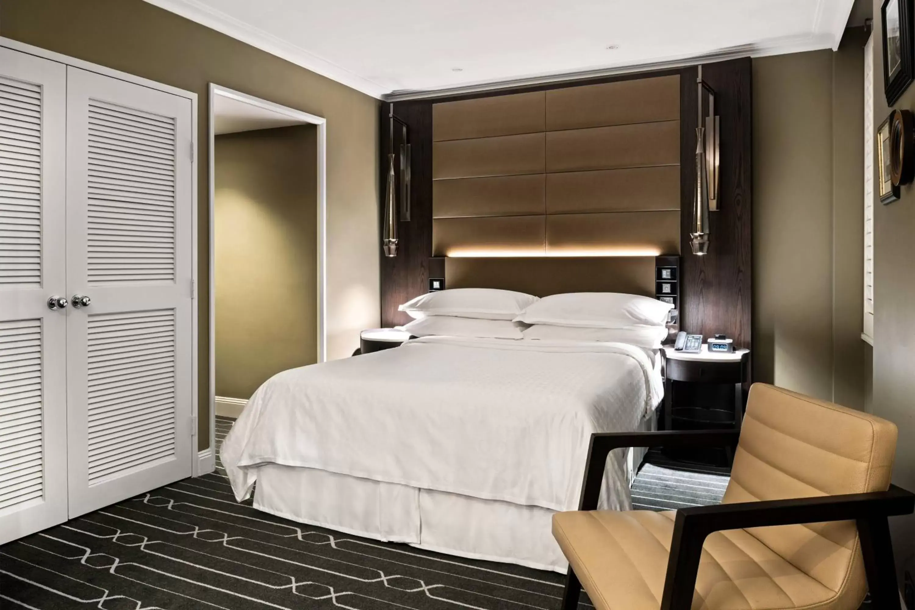 Photo of the whole room, Bed in Sheraton Grand Sydney Hyde Park