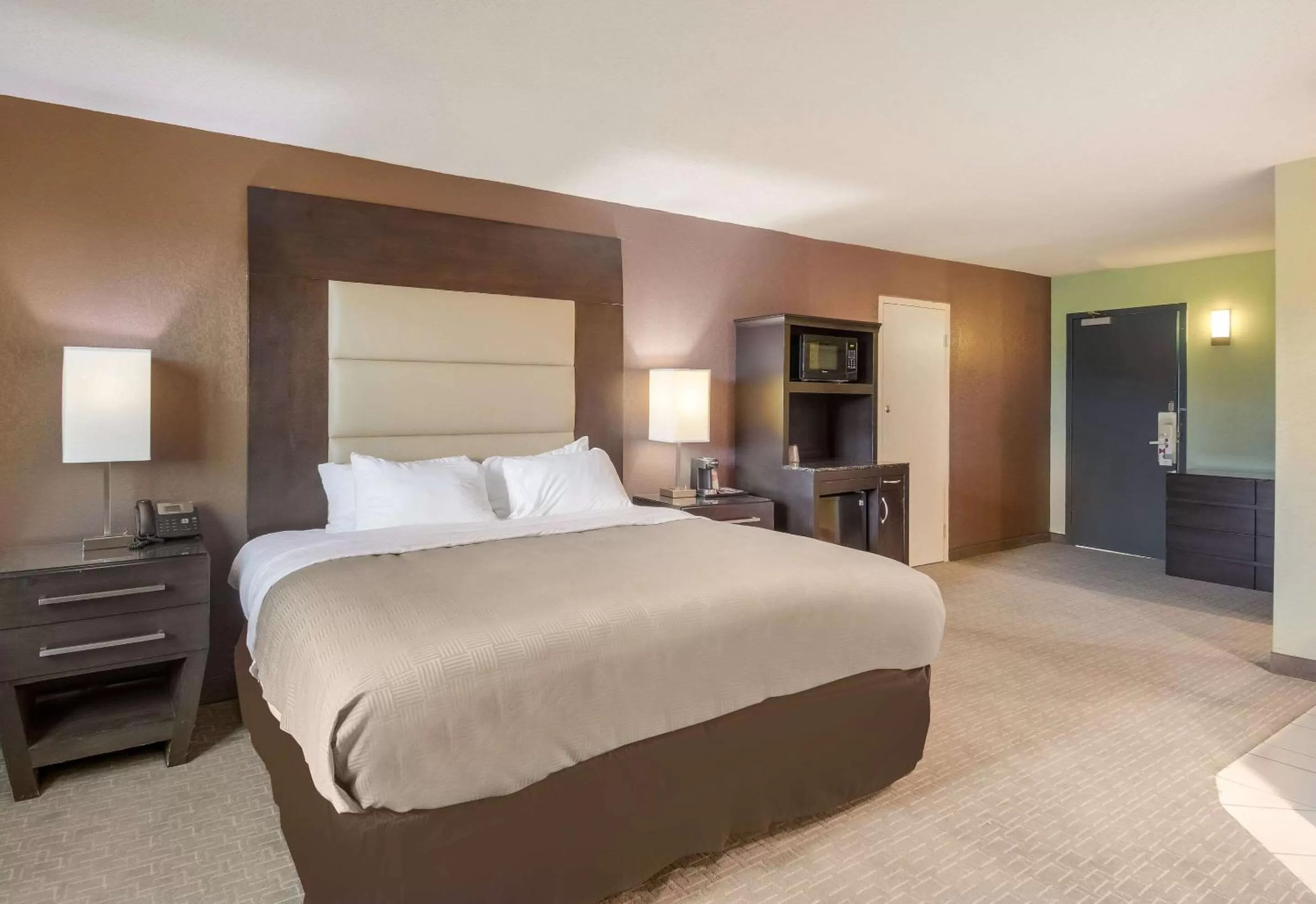 Bedroom, Bed in Clarion Inn