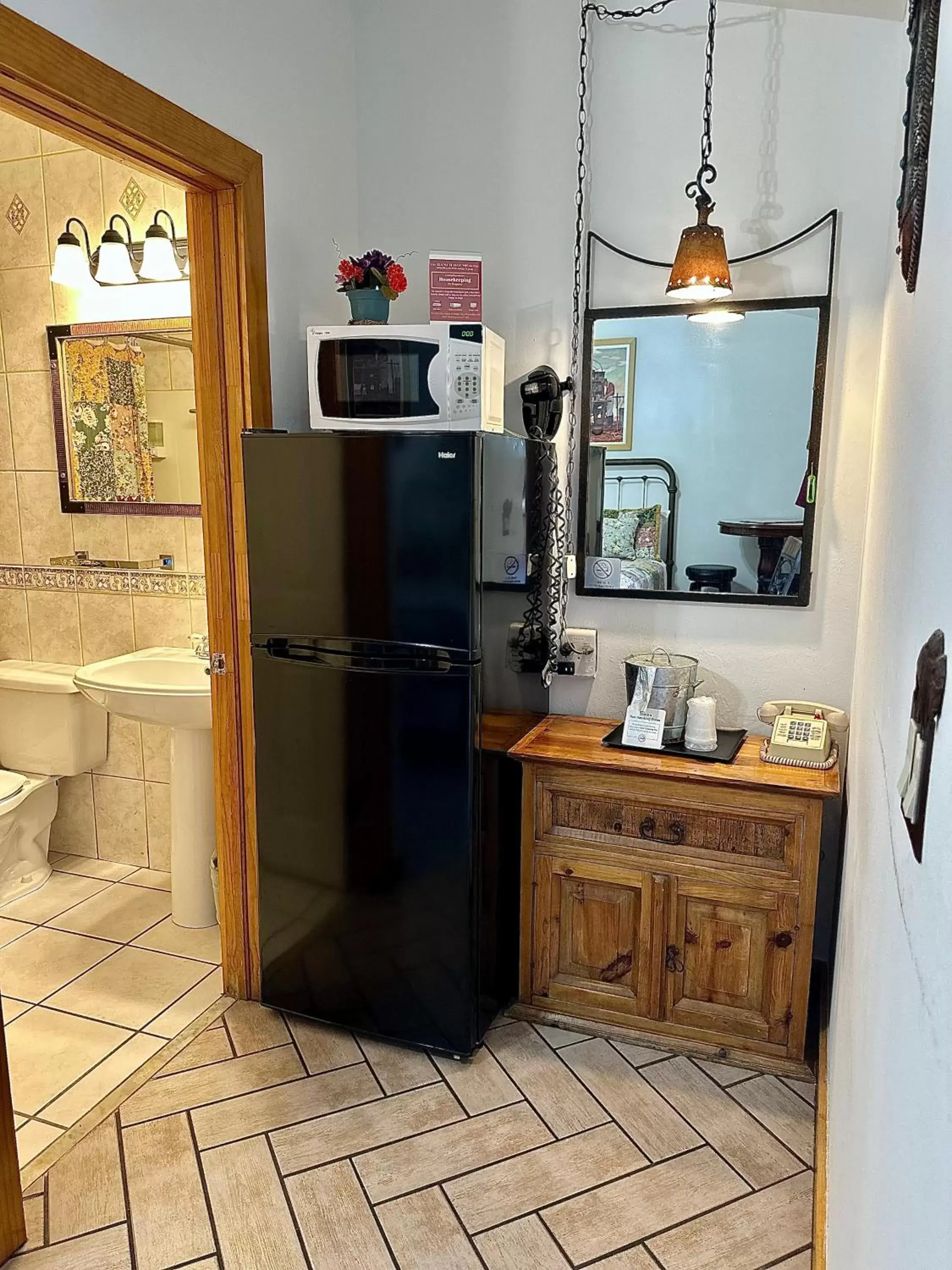 Kitchen or kitchenette, Kitchen/Kitchenette in Buffalo Chip's Ranch House Motel