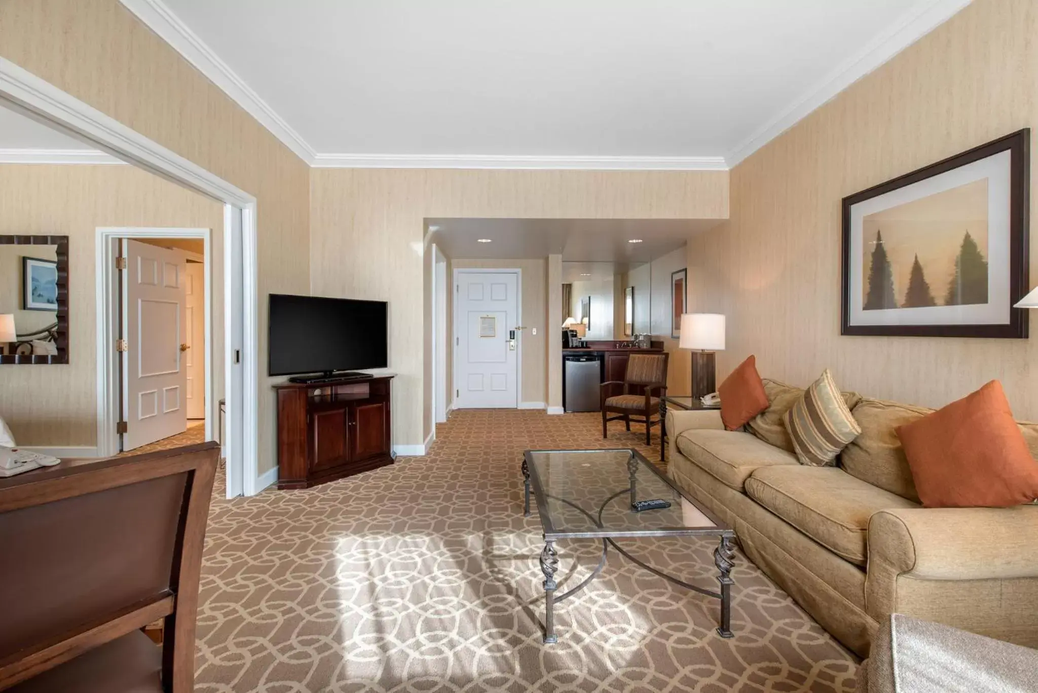 Bedroom, Seating Area in Omni Interlocken Hotel