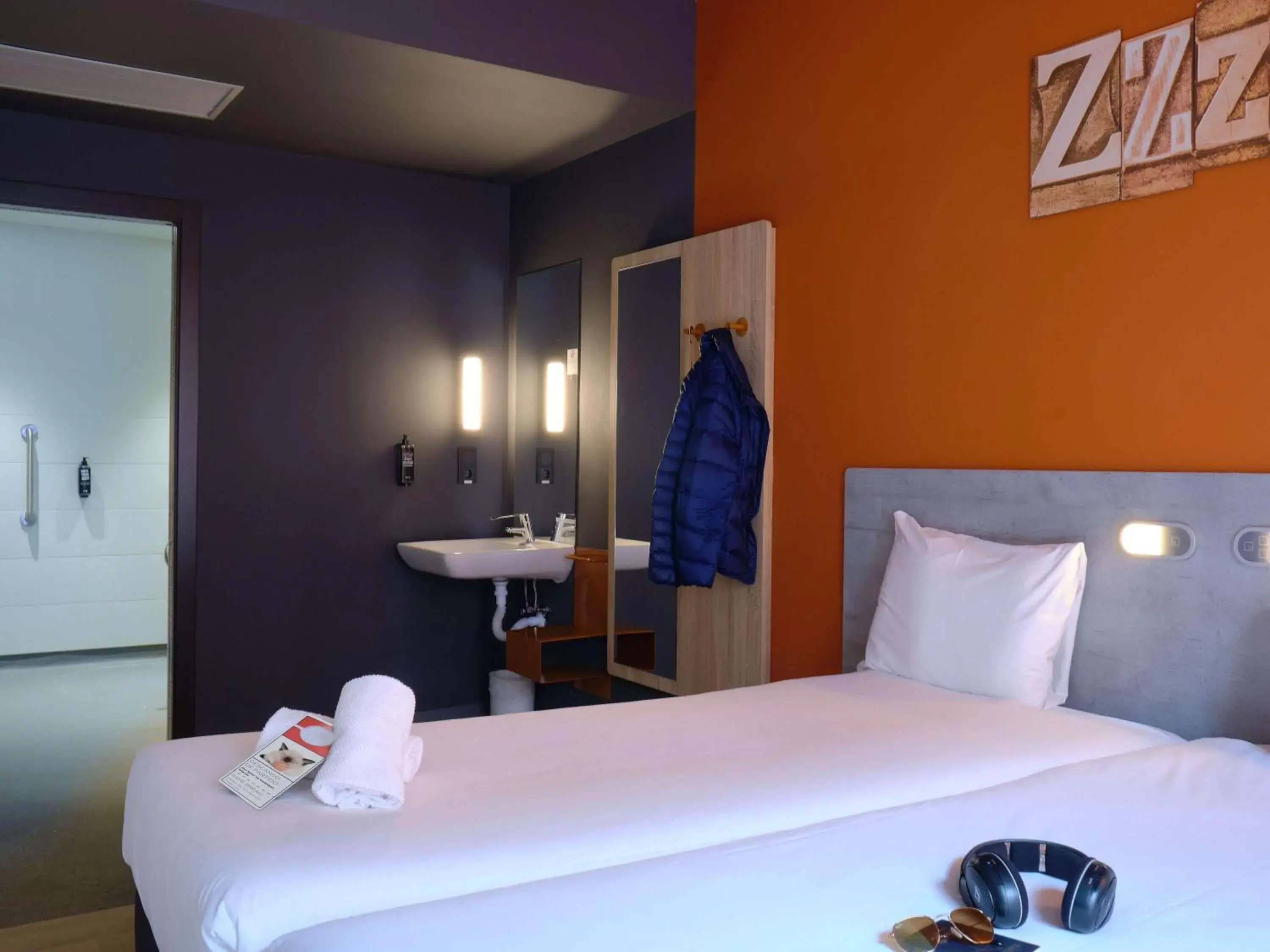 Bathroom, Bed in ibis budget Bilbao City