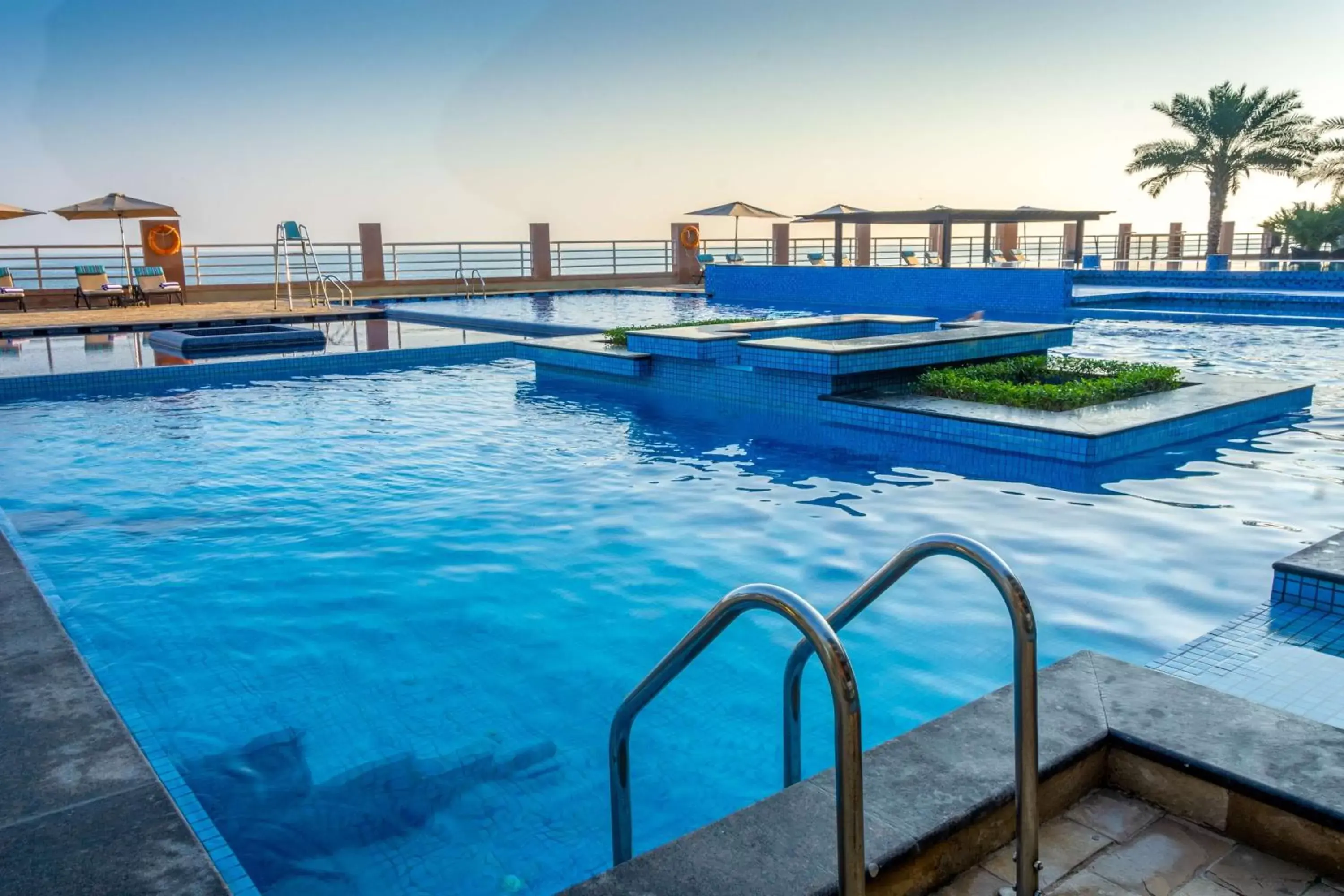 Pool view, Swimming Pool in Radisson Blu Hotel Sohar