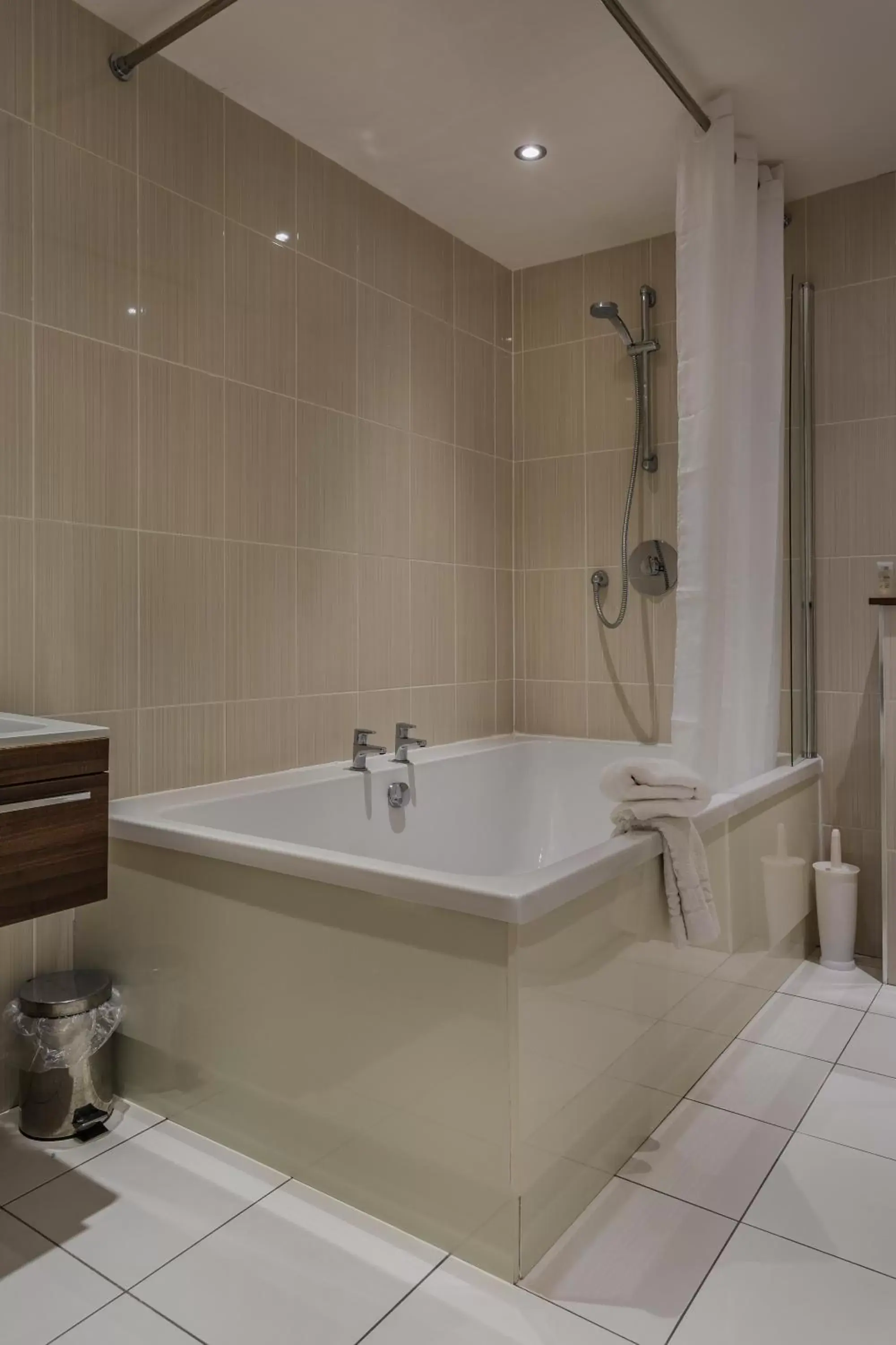 Bathroom in The Admiral Rodney Hotel, Horncastle, Lincolnshire