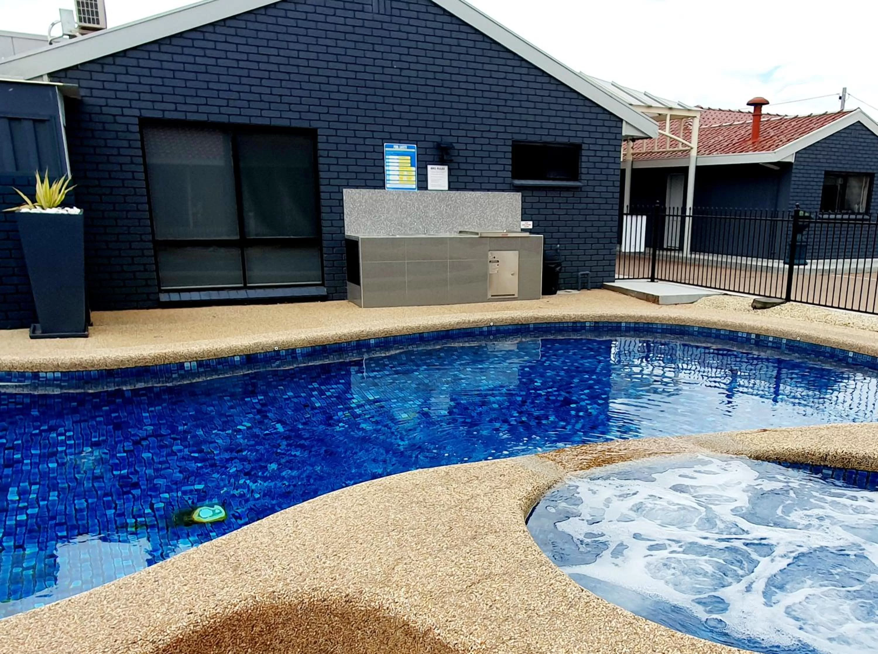 Swimming pool in Addison Motor Inn