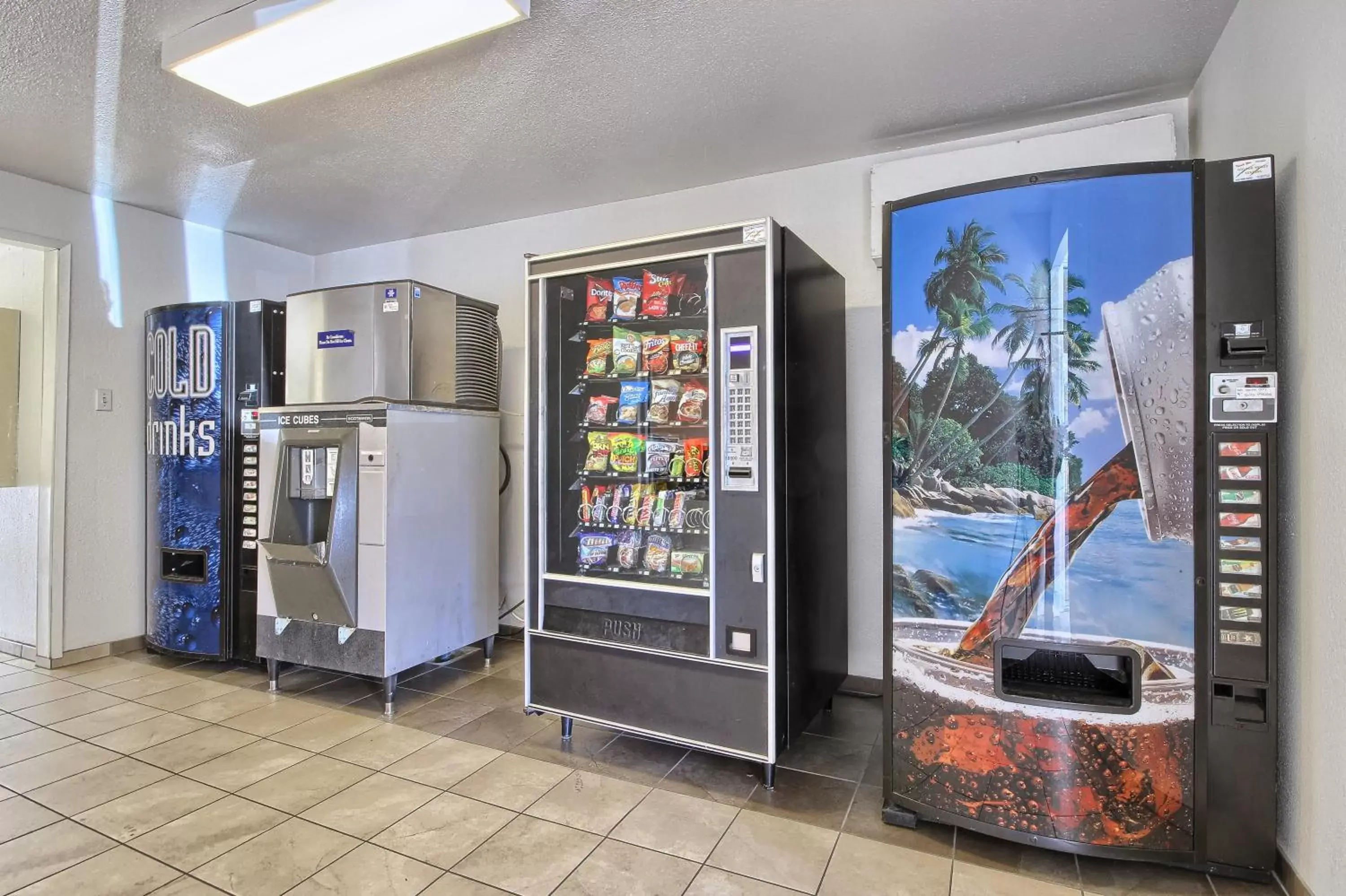 Food and drinks in Motel 6-Tulare, CA