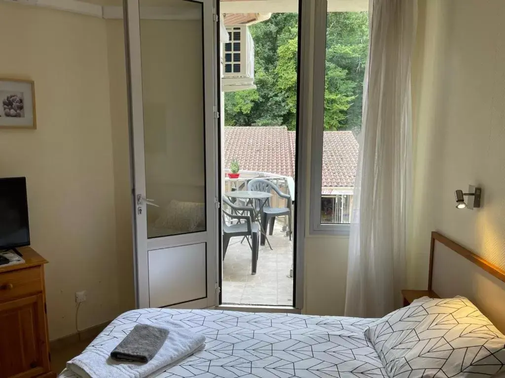 Balcony/Terrace, Bed in Résidence Aramis